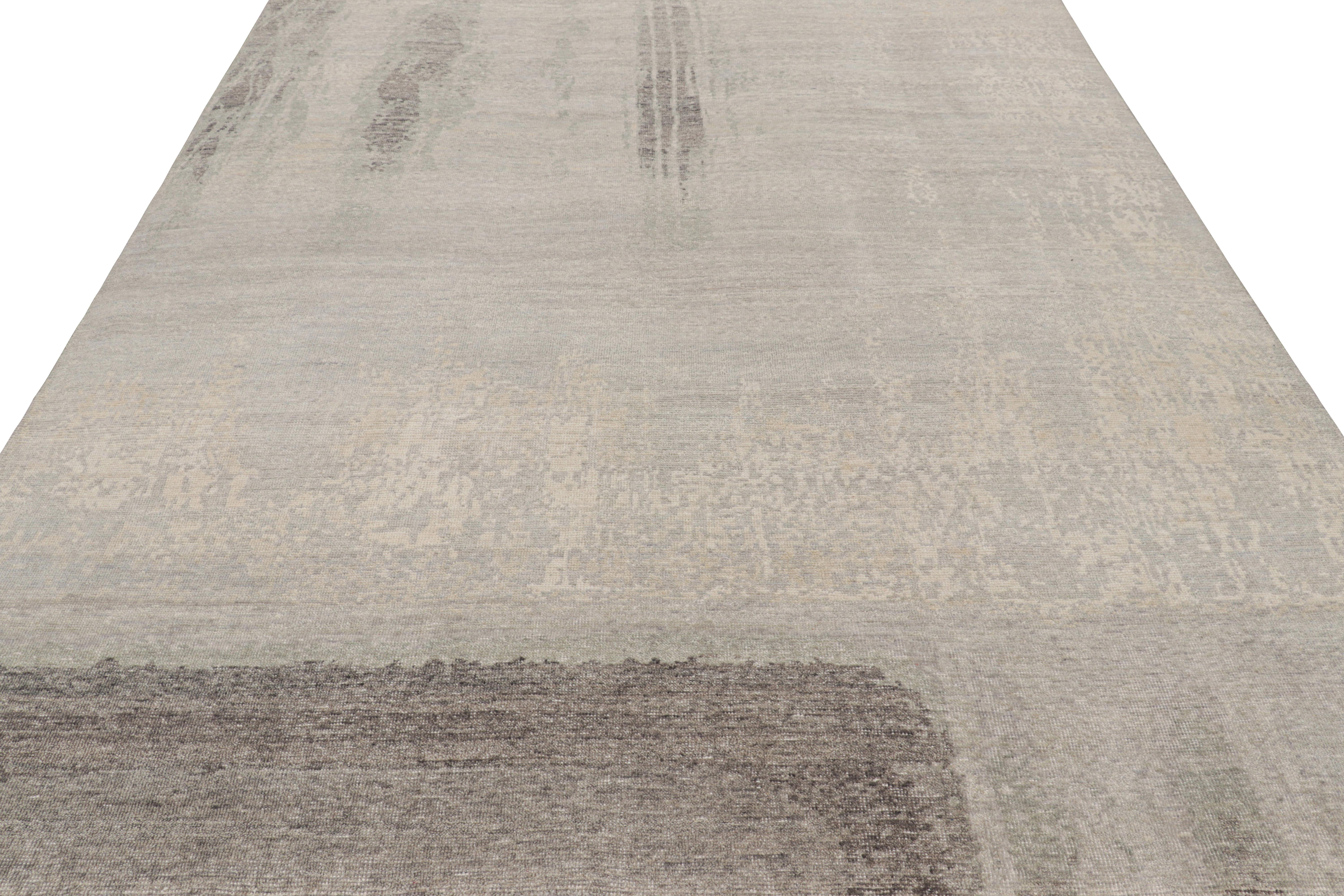 Indiano Rug & Kilim è un tappeto astratto moderno e invecchiato nei toni del beige, del grigio e del blu. in vendita