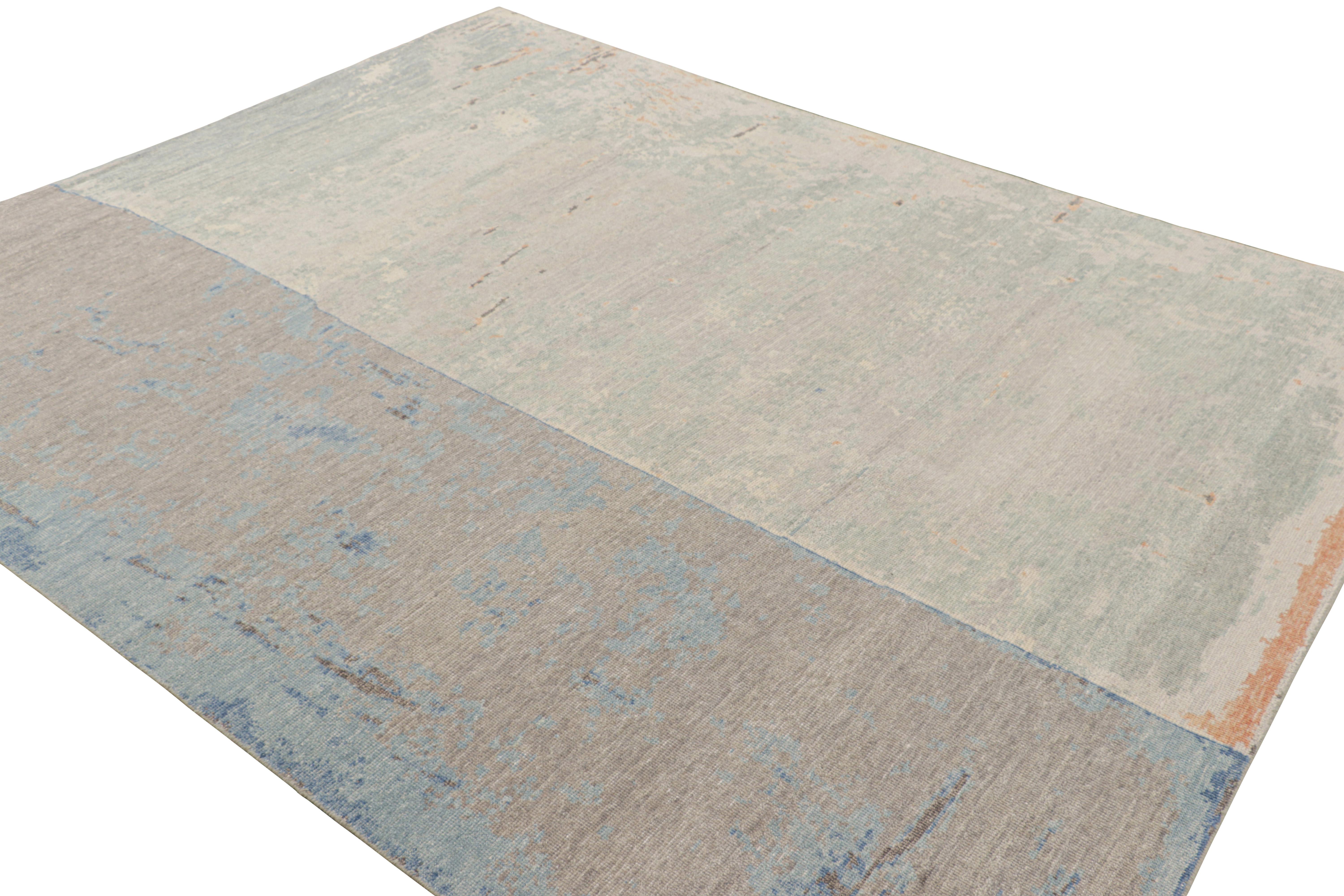 Indiano Rug & Kilim è un tappeto astratto moderno e invecchiato nei toni del beige, del grigio e del blu. in vendita