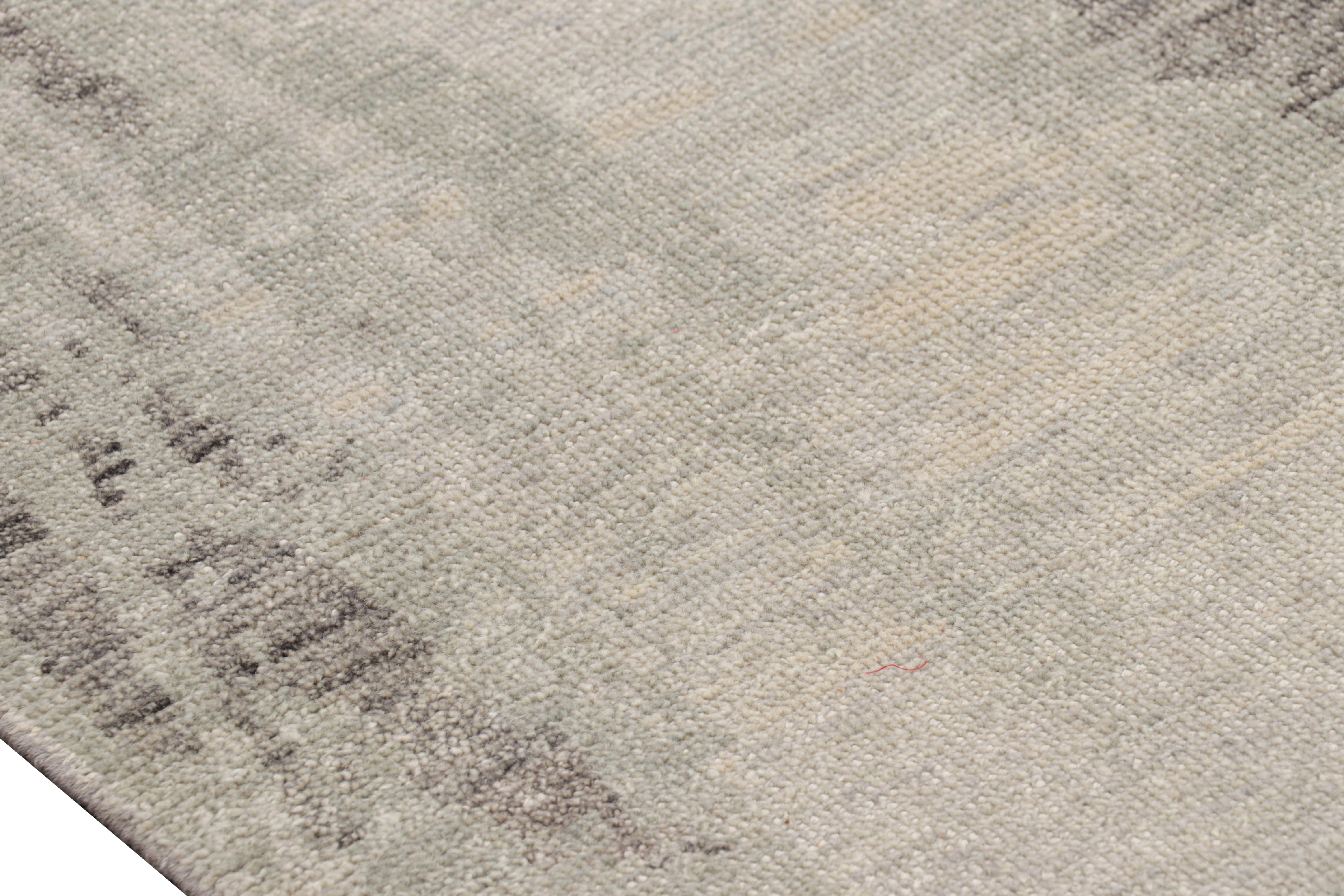 Annodato a mano Rug & Kilim è un tappeto astratto moderno e invecchiato nei toni del beige, del grigio e del blu. in vendita
