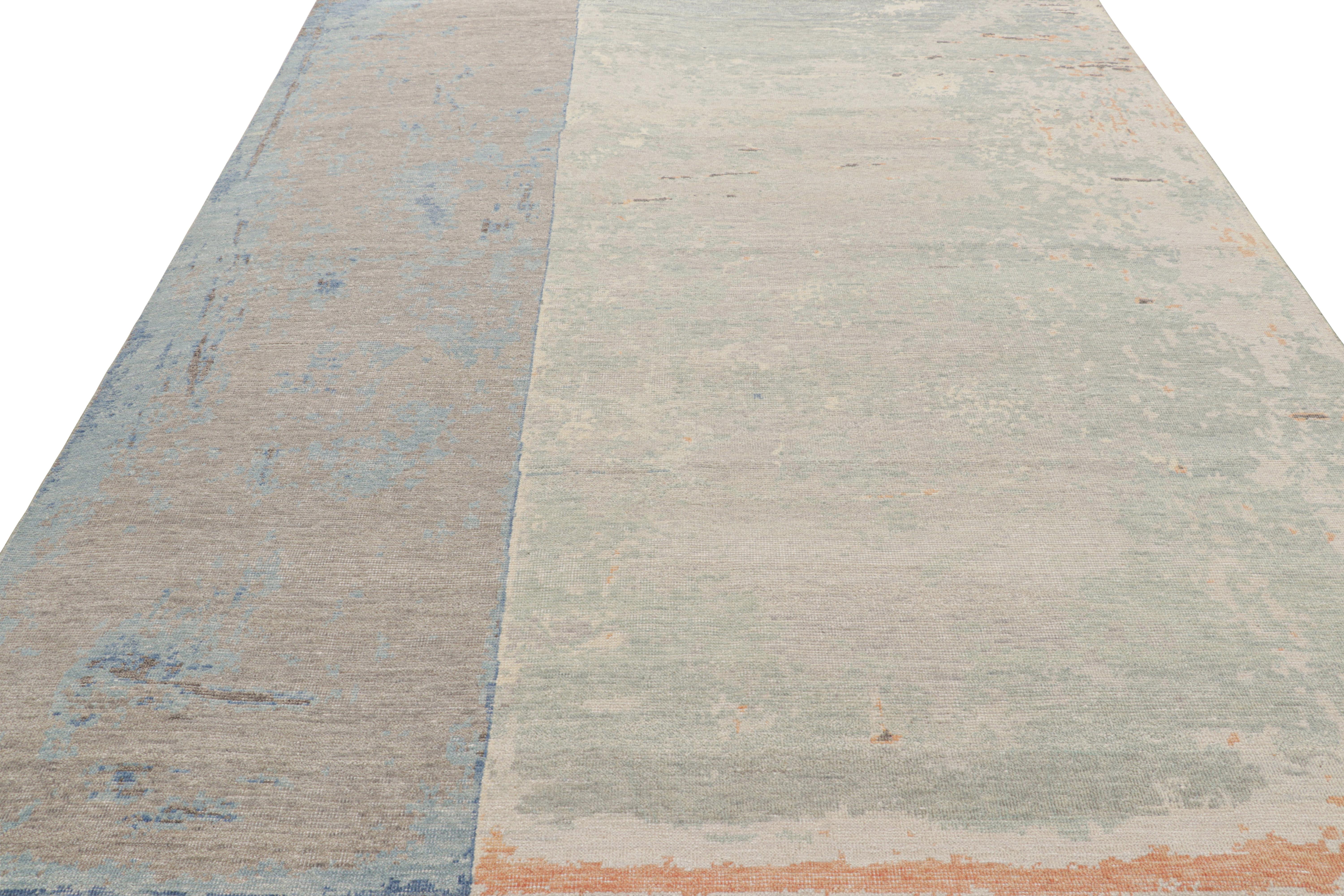 Annodato a mano Rug & Kilim è un tappeto astratto moderno e invecchiato nei toni del beige, del grigio e del blu. in vendita