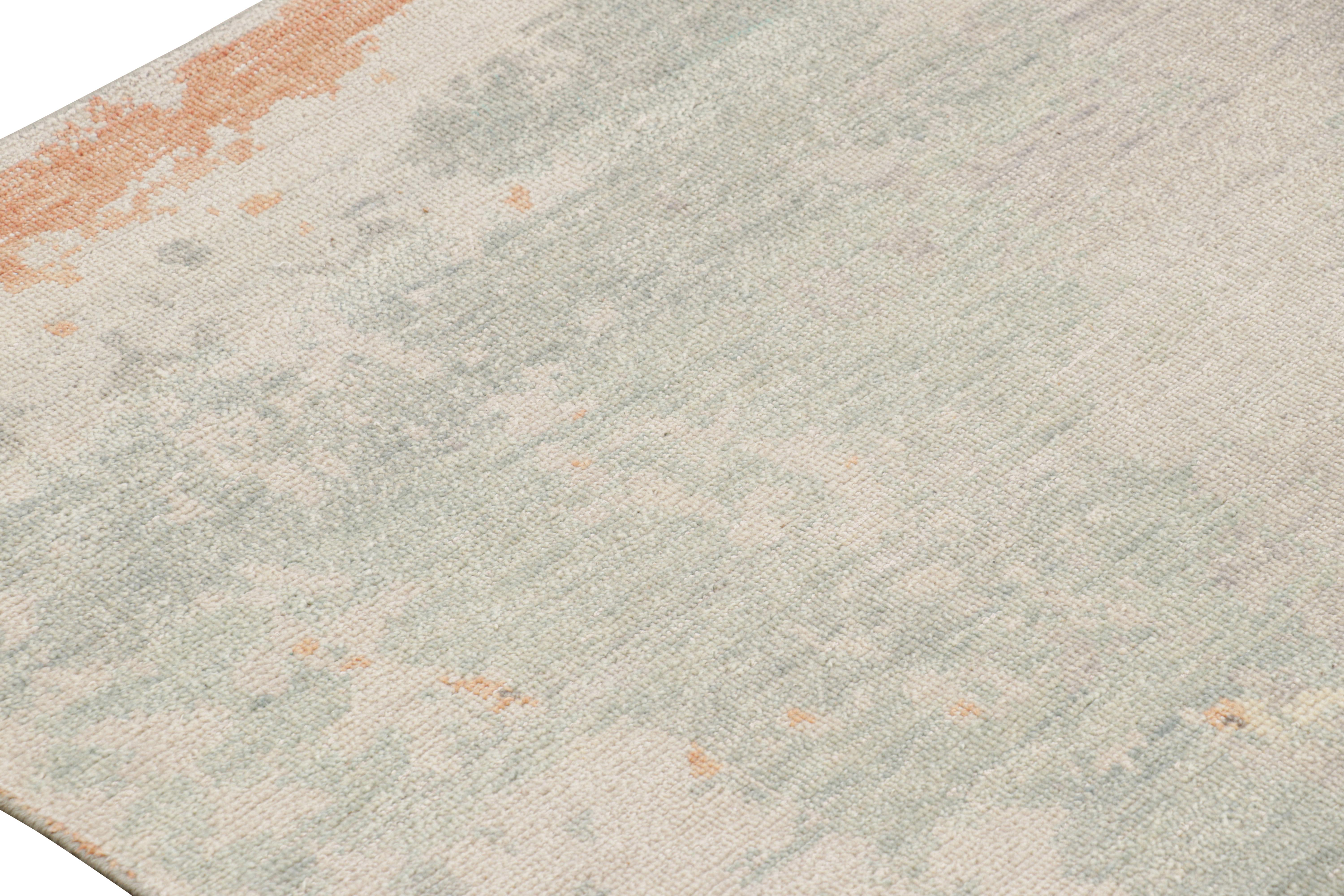 Rug & Kilim's Modern Distressed Abstract Rug in Beige-, Grau- und Blautönen im Zustand „Neu“ im Angebot in Long Island City, NY
