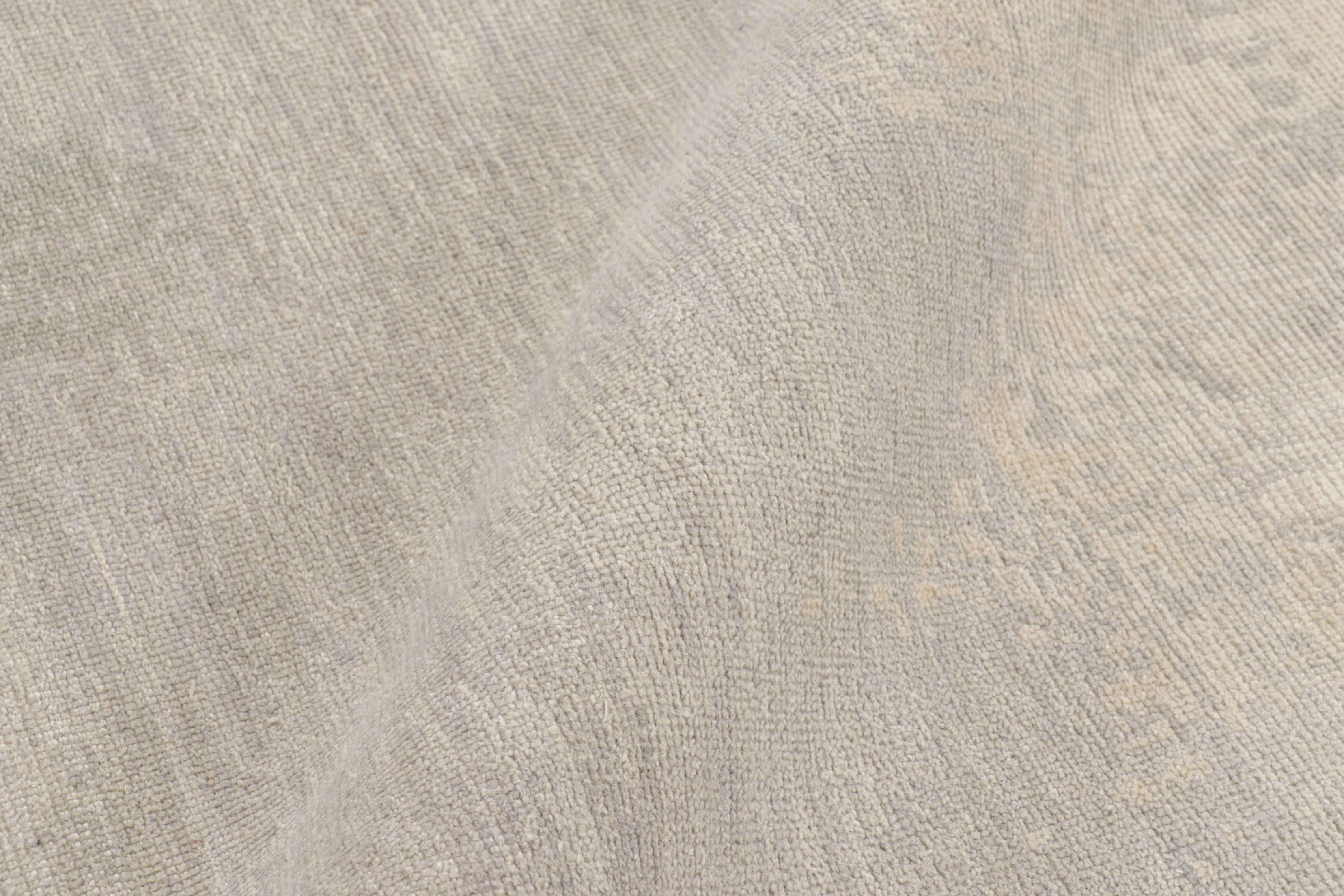 Rug & Kilim è un tappeto astratto moderno e invecchiato nei toni del beige, del grigio e del blu. In condizioni Nuovo in vendita a Long Island City, NY