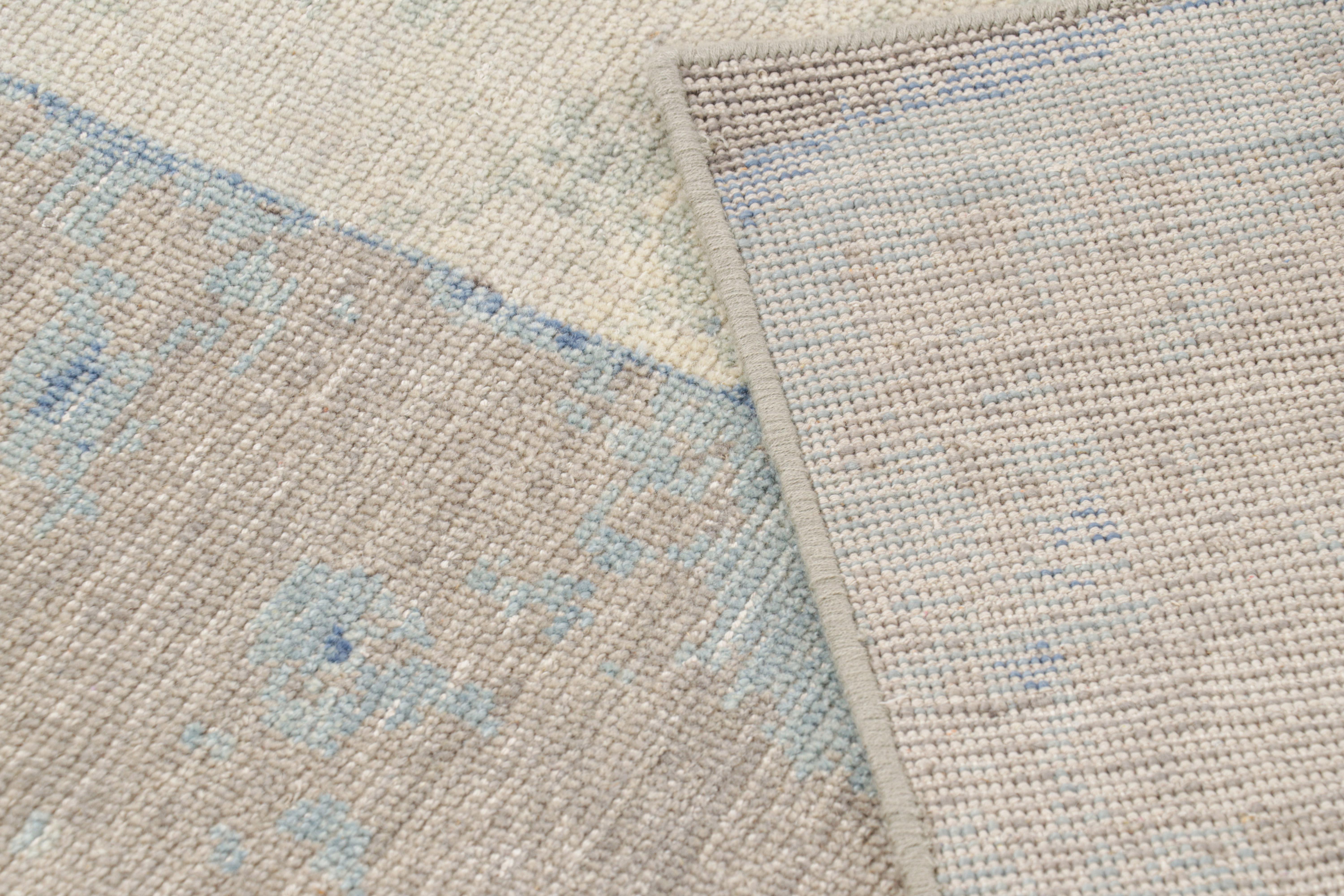 Rug & Kilim's Modern Distressed Abstract Rug in Beige-, Grau- und Blautönen (21. Jahrhundert und zeitgenössisch) im Angebot