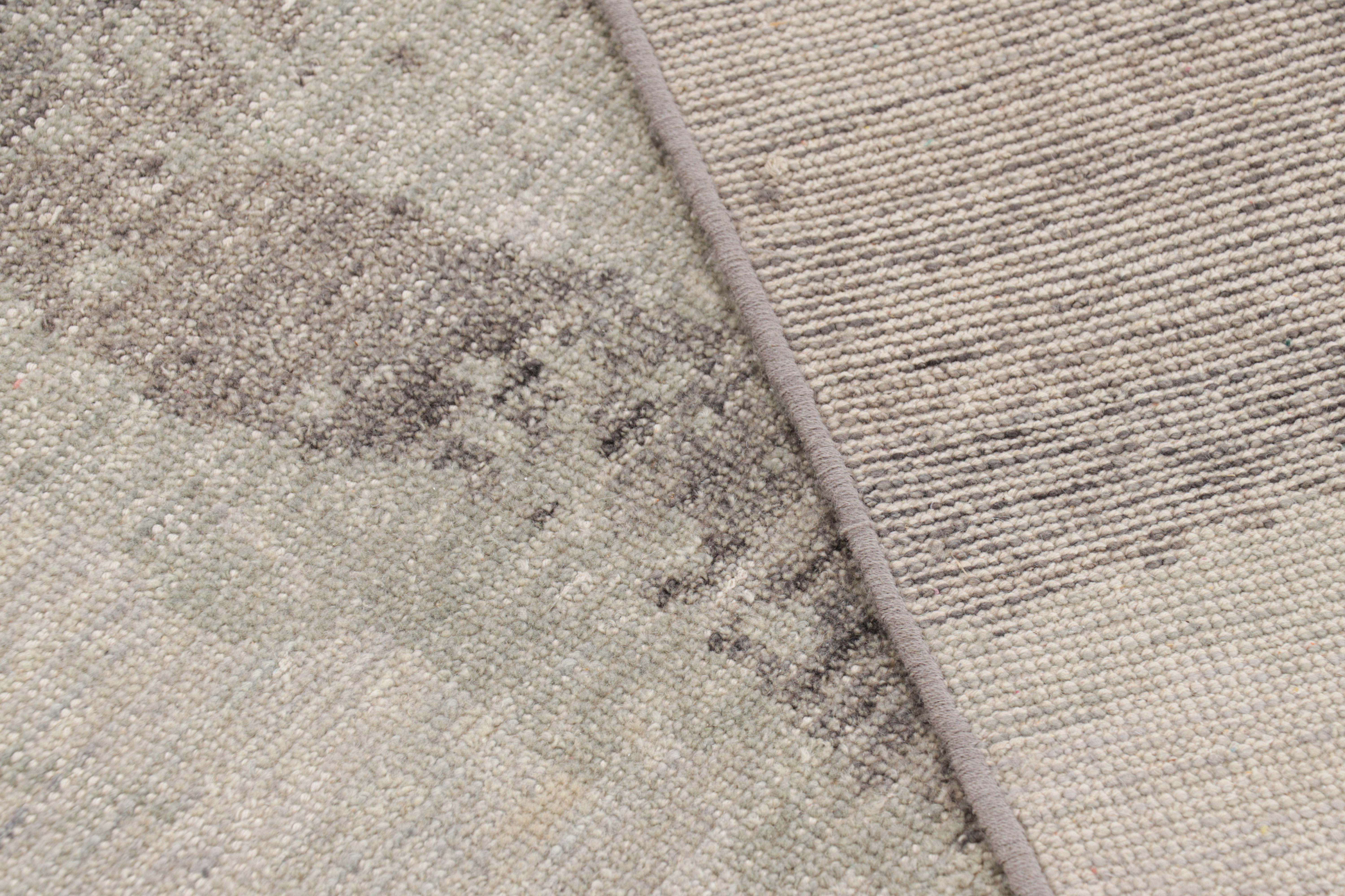 XXI secolo e contemporaneo Rug & Kilim è un tappeto astratto moderno e invecchiato nei toni del beige, del grigio e del blu. in vendita