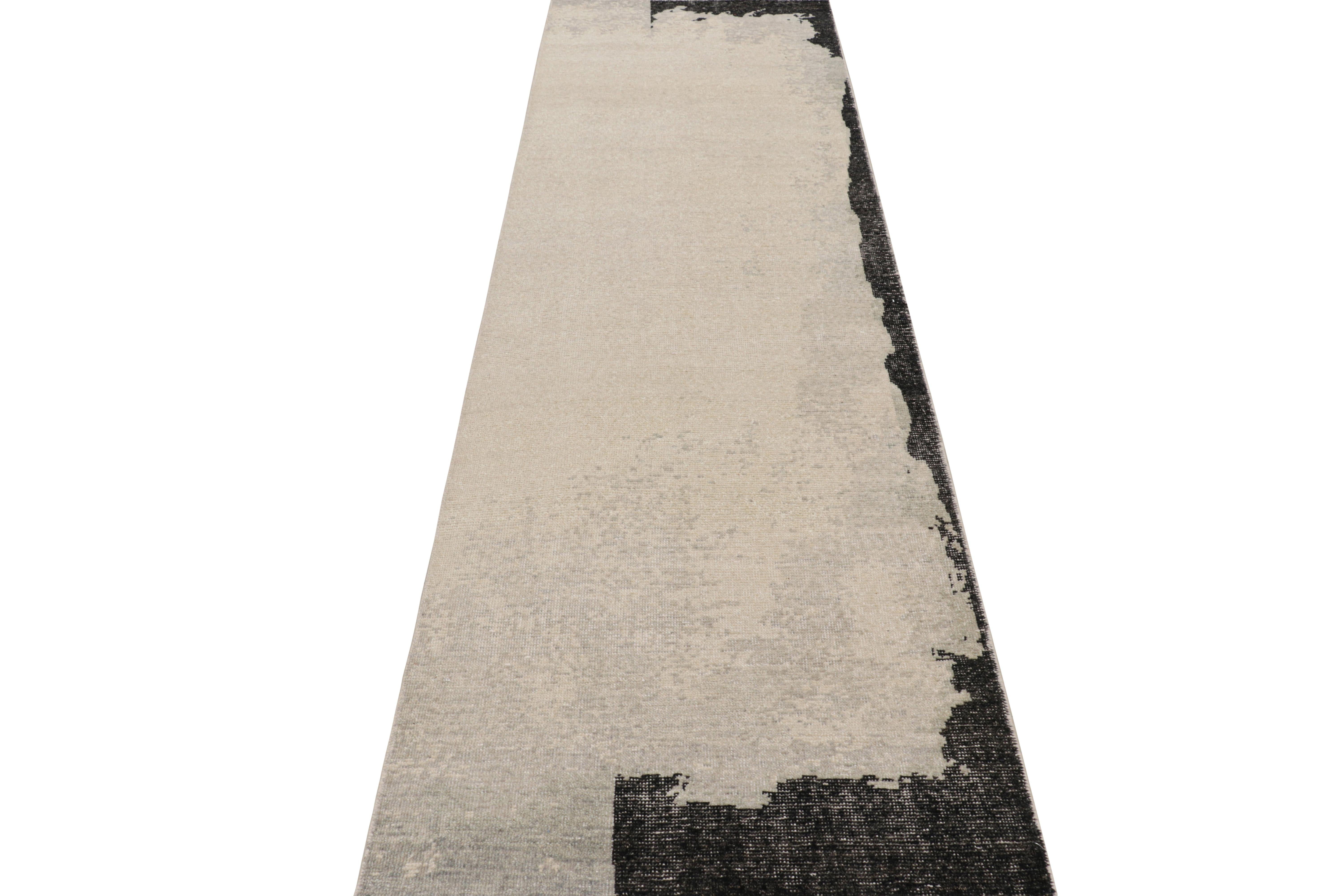 Rug & Kilim's Modern Distressed Abstract Runner in Beige-, Grau- und Schwarztönen (Indisch)