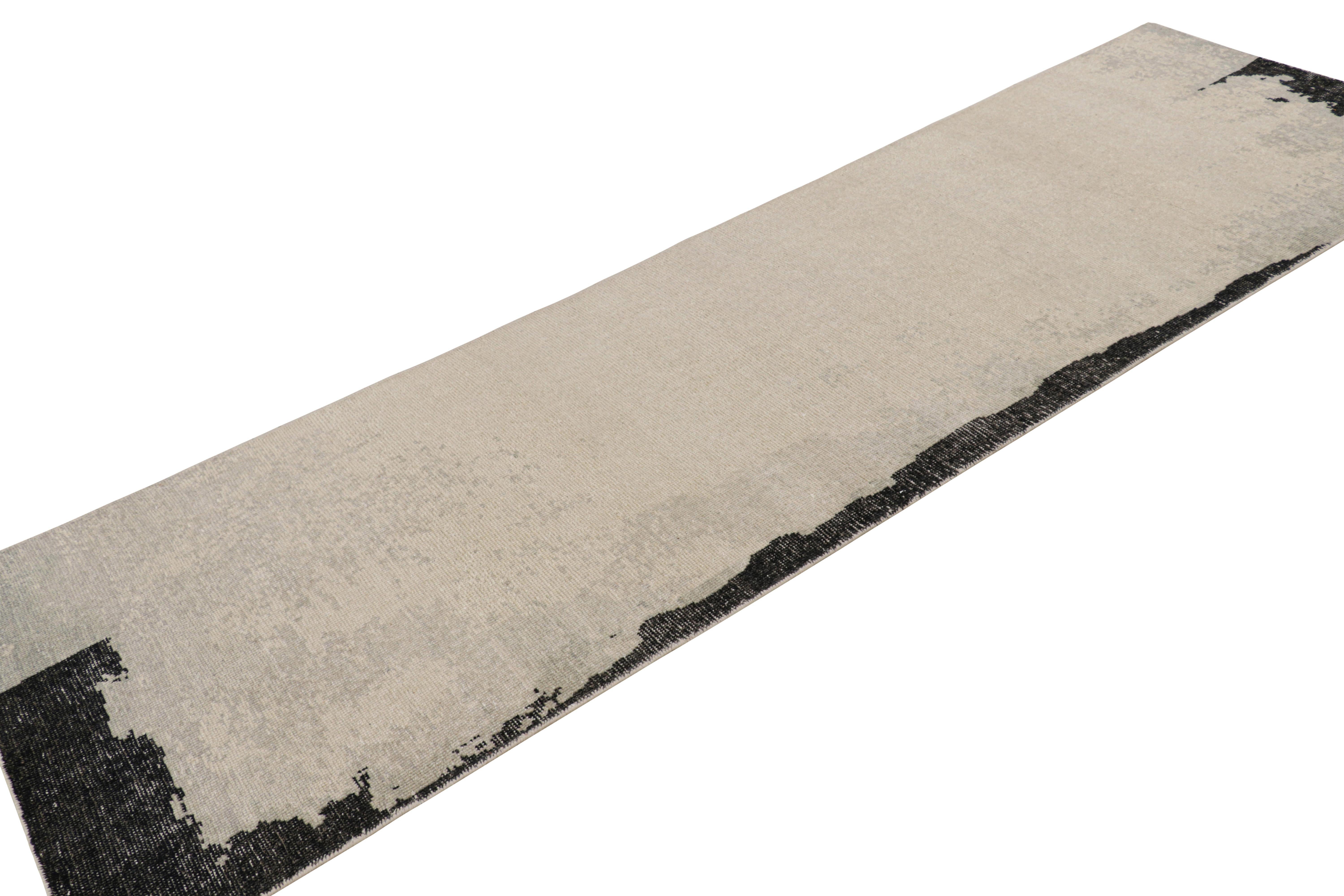 Rug & Kilim's Modern Distressed Abstract Runner in Beige-, Grau- und Schwarztönen (Handgeknüpft)