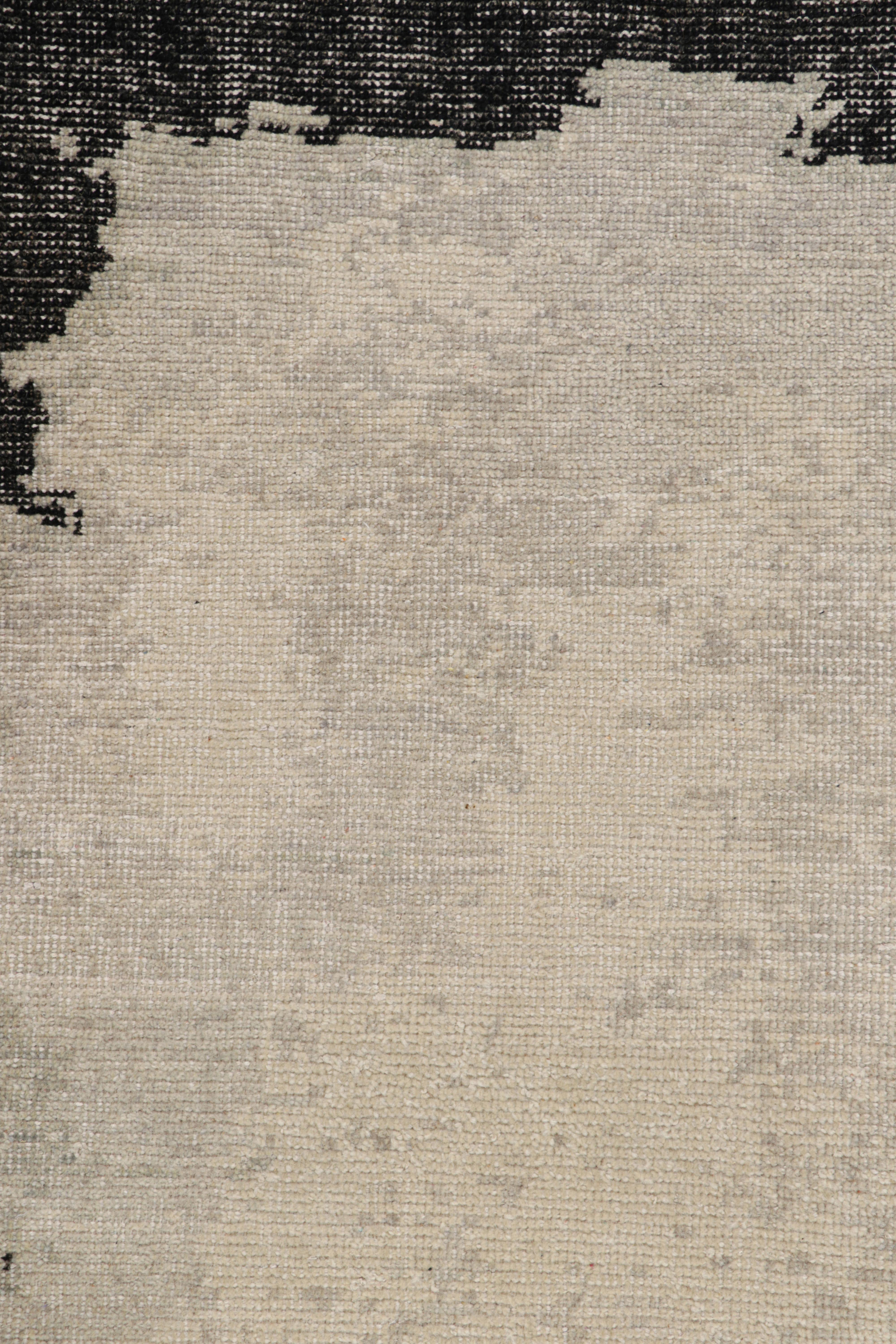 Rug & Kilim's Modern Distressed Abstract Runner in Beige-, Grau- und Schwarztönen im Zustand „Neu“ in Long Island City, NY