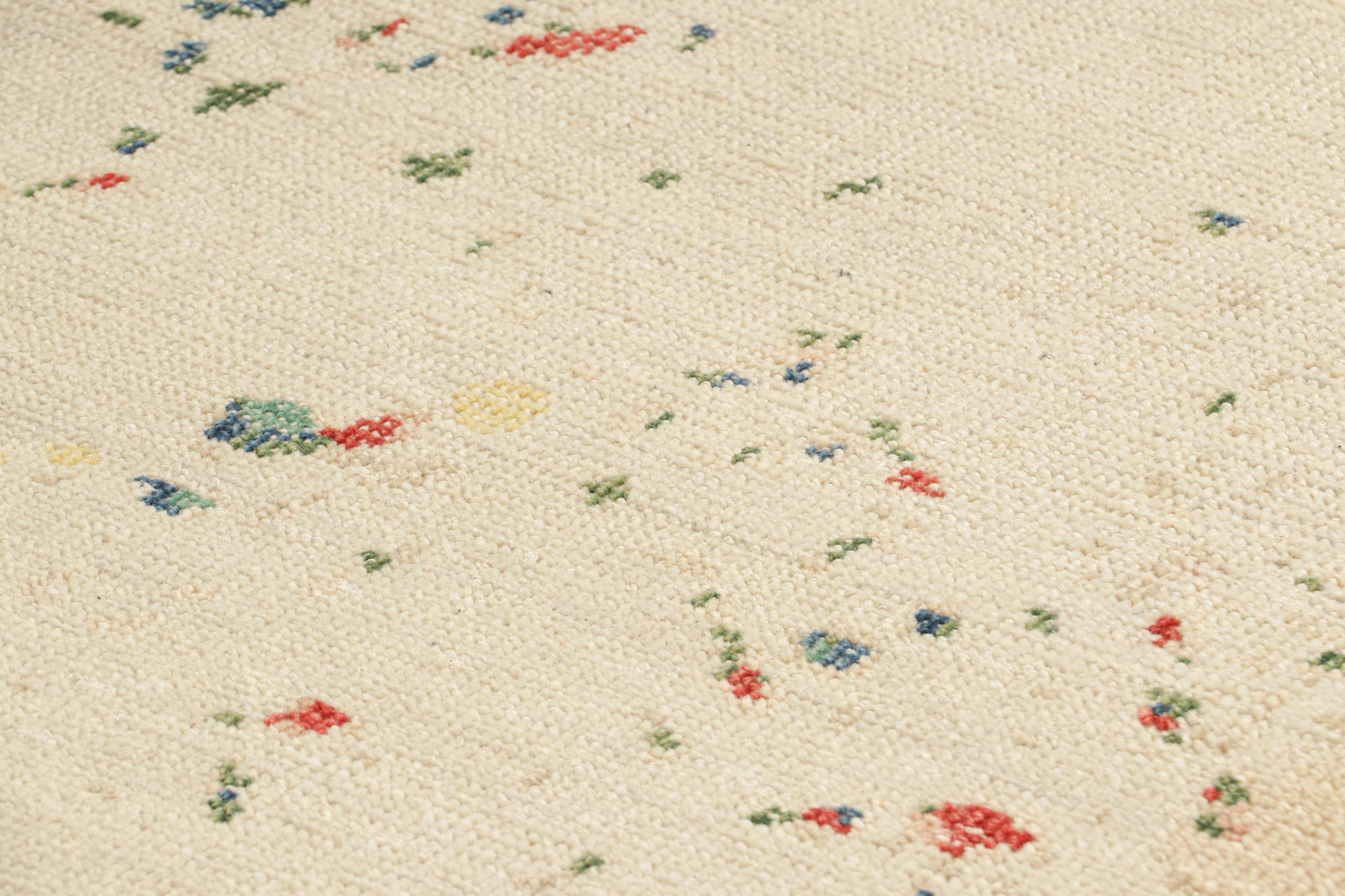 Dieser moderne, aus Indien stammende, handgeknüpfte Wollteppich 3x5 mit abstraktem Muster, der von moderner Kunst inspiriert ist, ist eine aufregende Ergänzung der Rug & Kilim Kollektion. 

Über das Design: 

Dieser moderne Teppich ist eine Neuheit