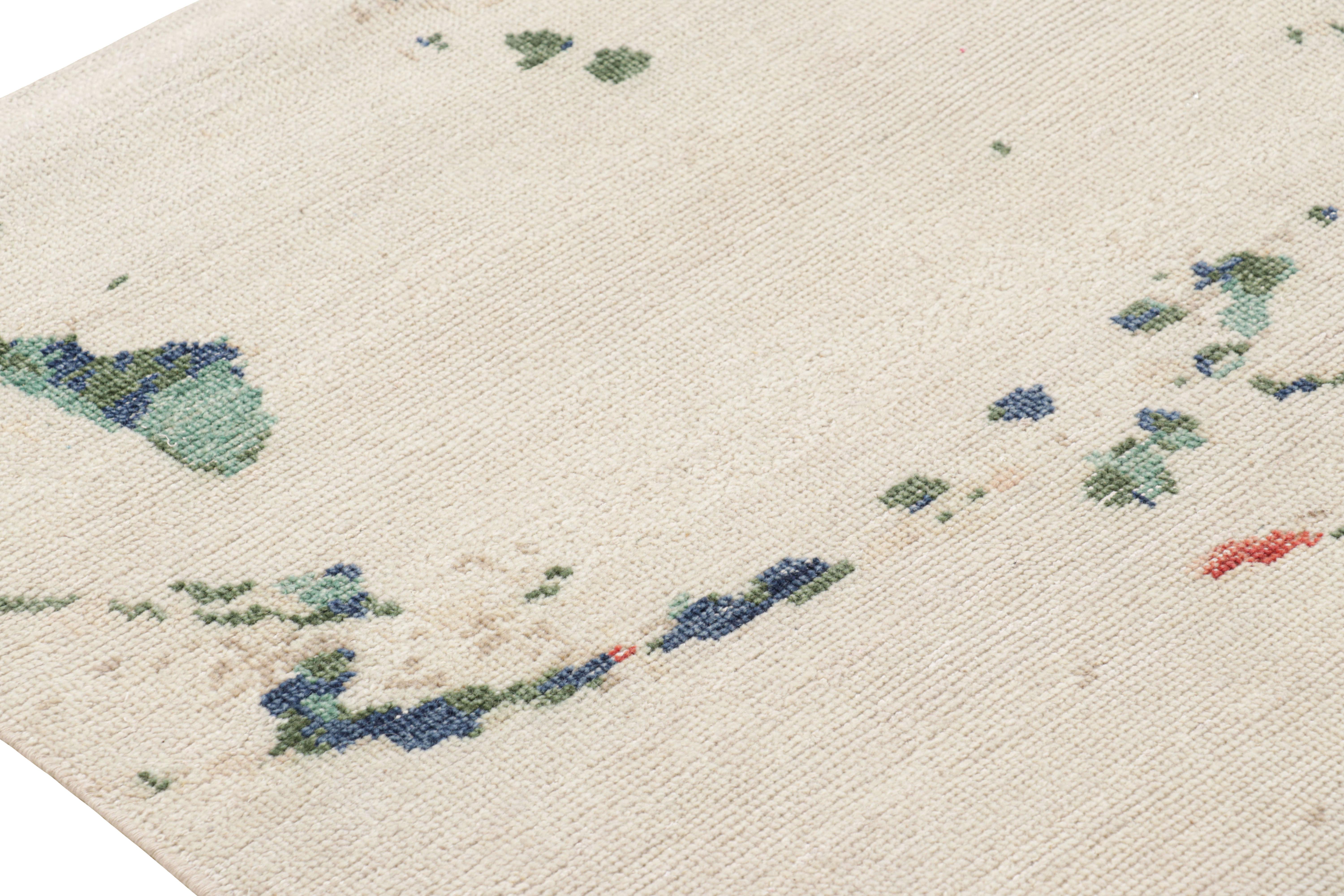 Moderne Rug & Kilim's Modern Distressed Art Rug in White with Colorful Abstract Patterns (tapis d'art moderne vieilli en blanc avec des motifs abstraits colorés) en vente