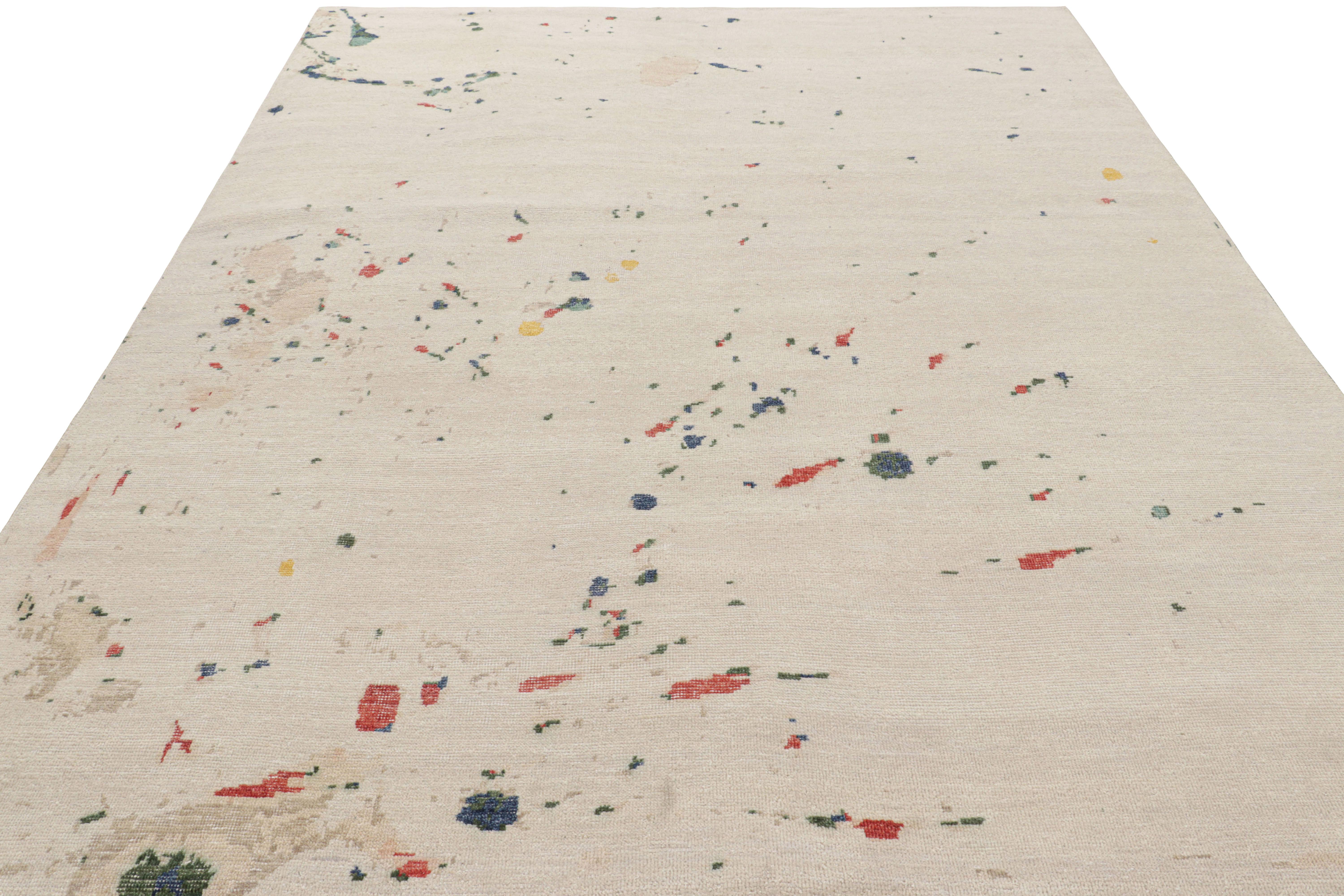 Indien Rug & Kilim's Modern Distressed Art Rug in White with Colorful Abstract Patterns (tapis d'art moderne vieilli en blanc avec des motifs abstraits colorés) en vente