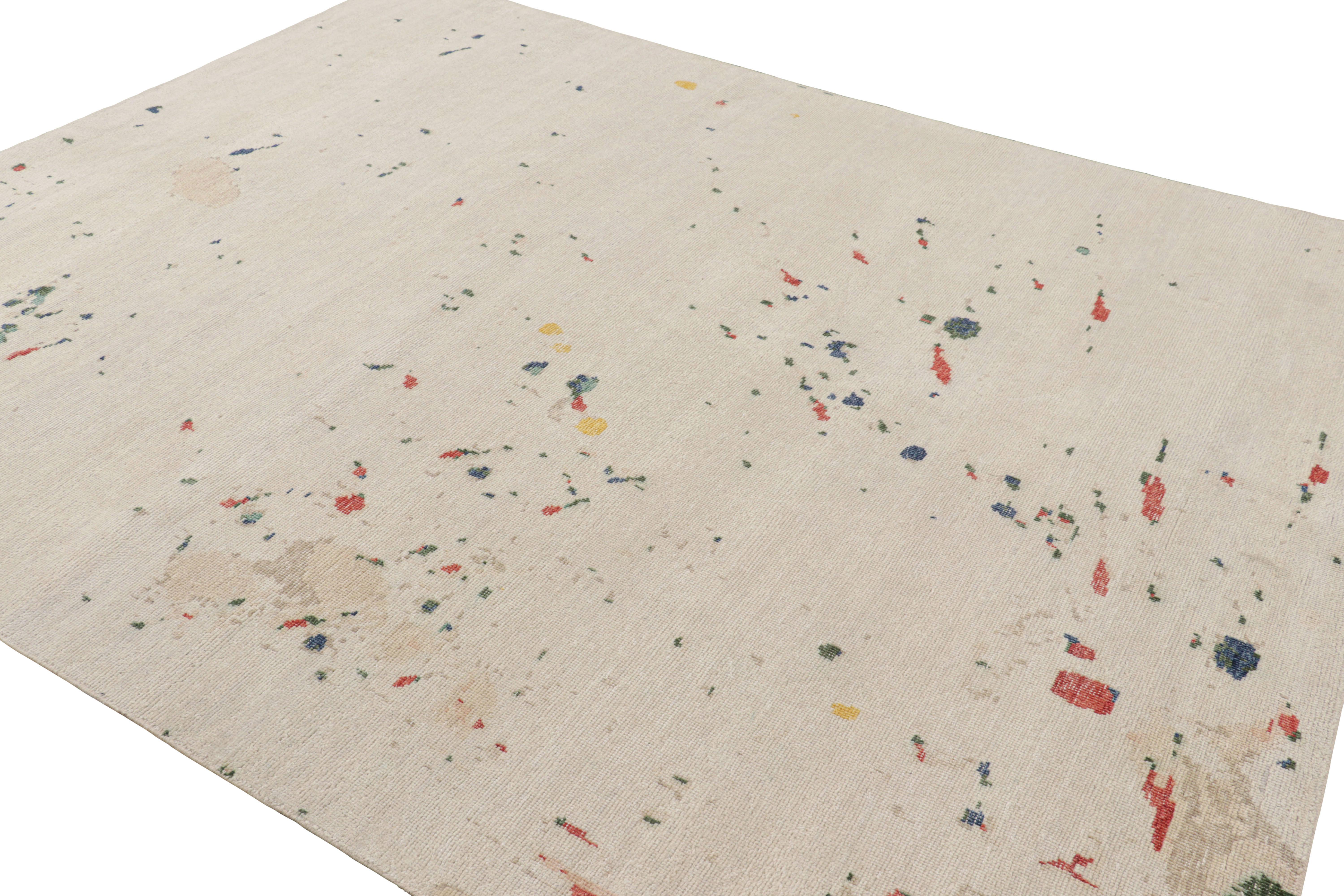 Noué à la main Rug & Kilim's Modern Distressed Art Rug in White with Colorful Abstract Patterns (tapis d'art moderne vieilli en blanc avec des motifs abstraits colorés) en vente