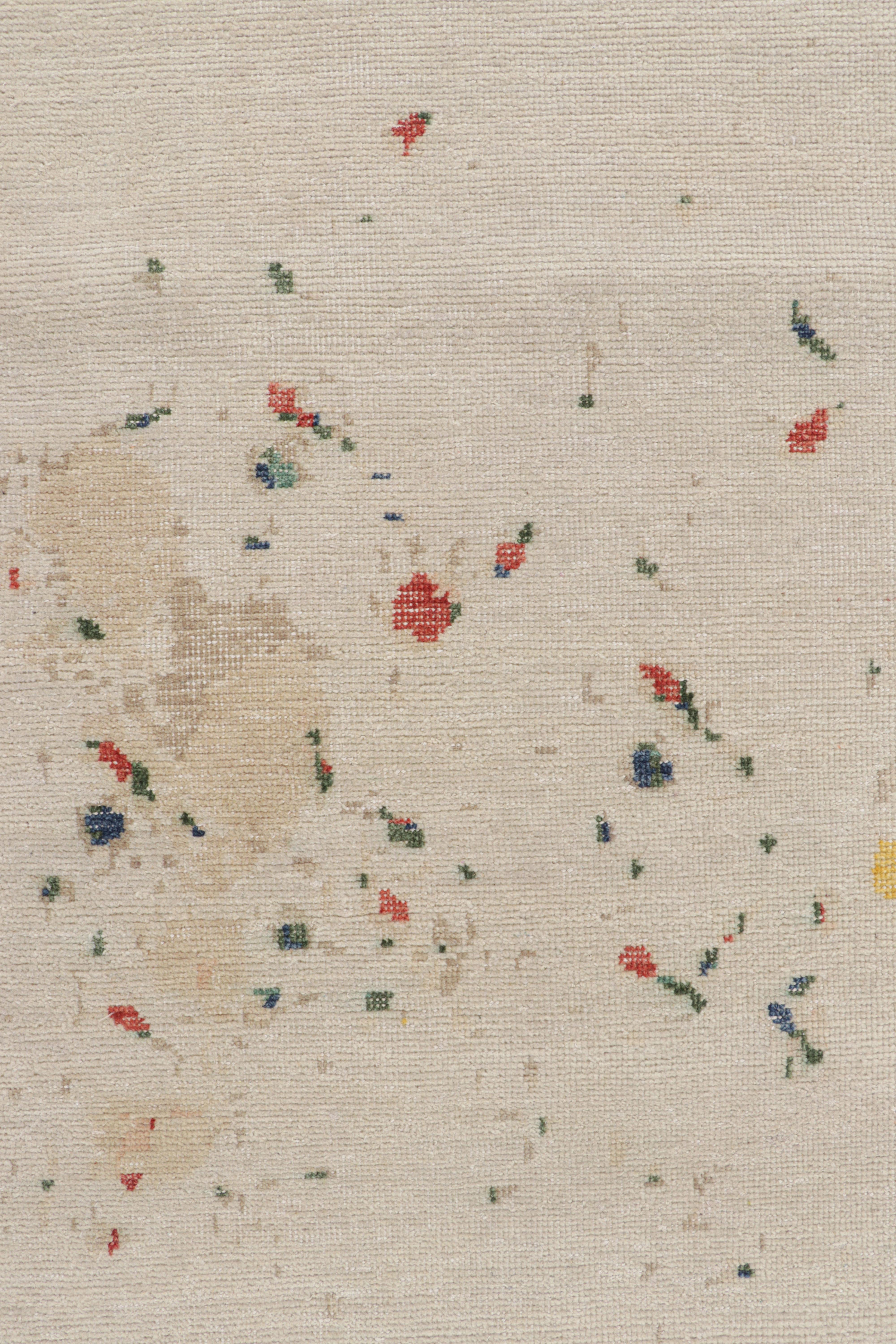 Rug & Kilim's Modern Distressed Art Rug in White with Colorful Abstract Patterns (tapis d'art moderne vieilli en blanc avec des motifs abstraits colorés) Neuf - En vente à Long Island City, NY