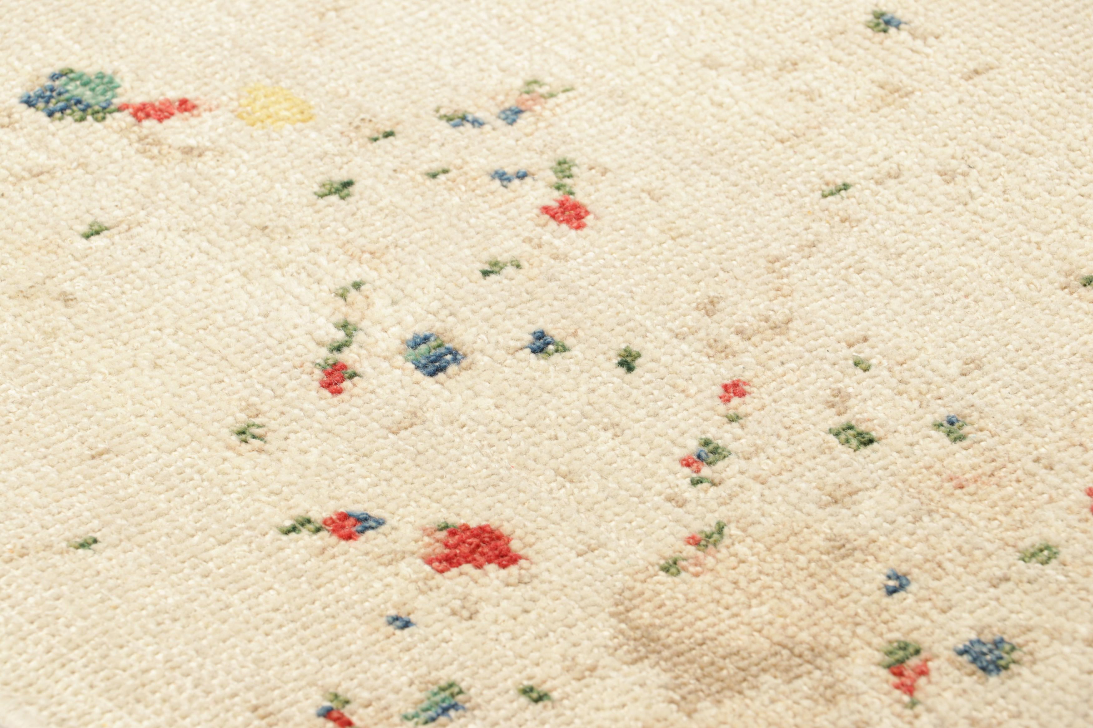 Annodato a mano in lana, questo tappeto moderno 3x3 originario dell'India, ispirato all'arte moderna con un motivo astratto, è un'entusiasmante aggiunta alla collezione Rug & Kilim. 

Sul design: 

Una nuova aggiunta ai tappeti fatti a mano della