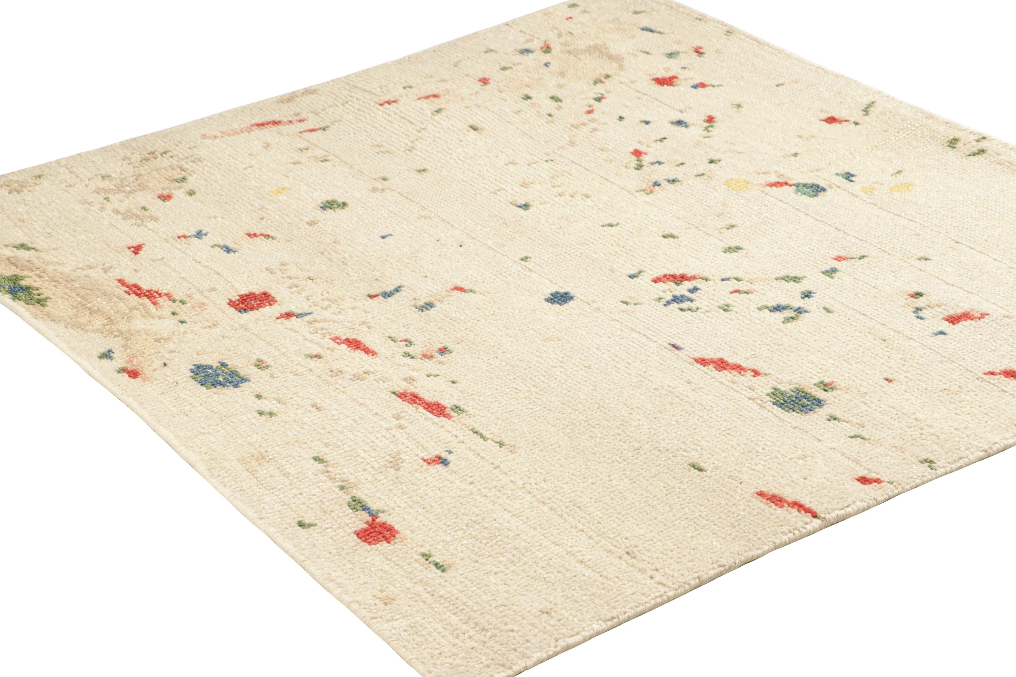 Indiano Rug & Kilim è un tappeto quadrato moderno di arte distorta in bianco con motivi astratti. in vendita