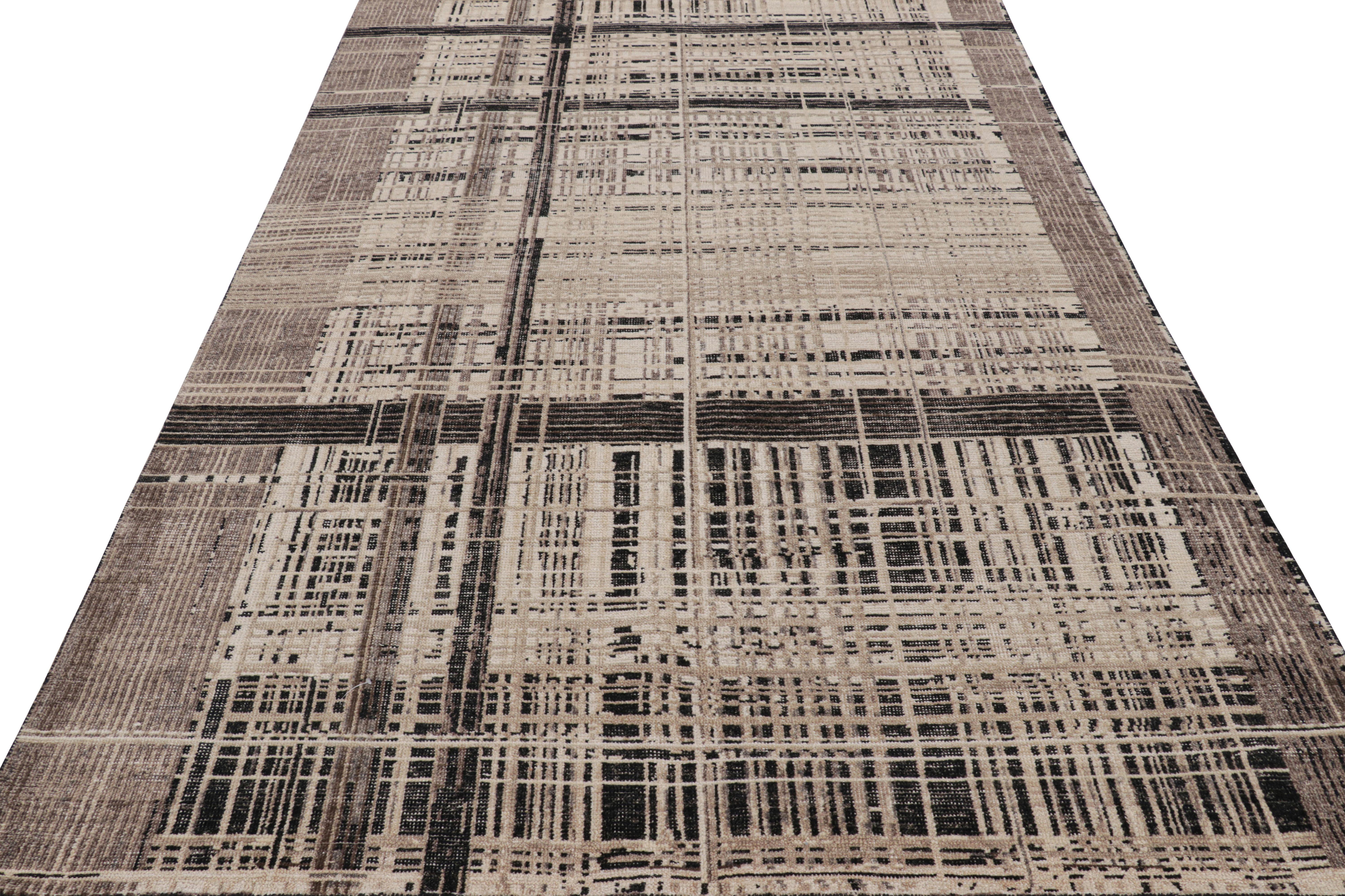 Indiano Rug & Kilim è un tappeto geometrico moderno e invecchiato nei toni del beige/marrone, del bianco e del nero. in vendita