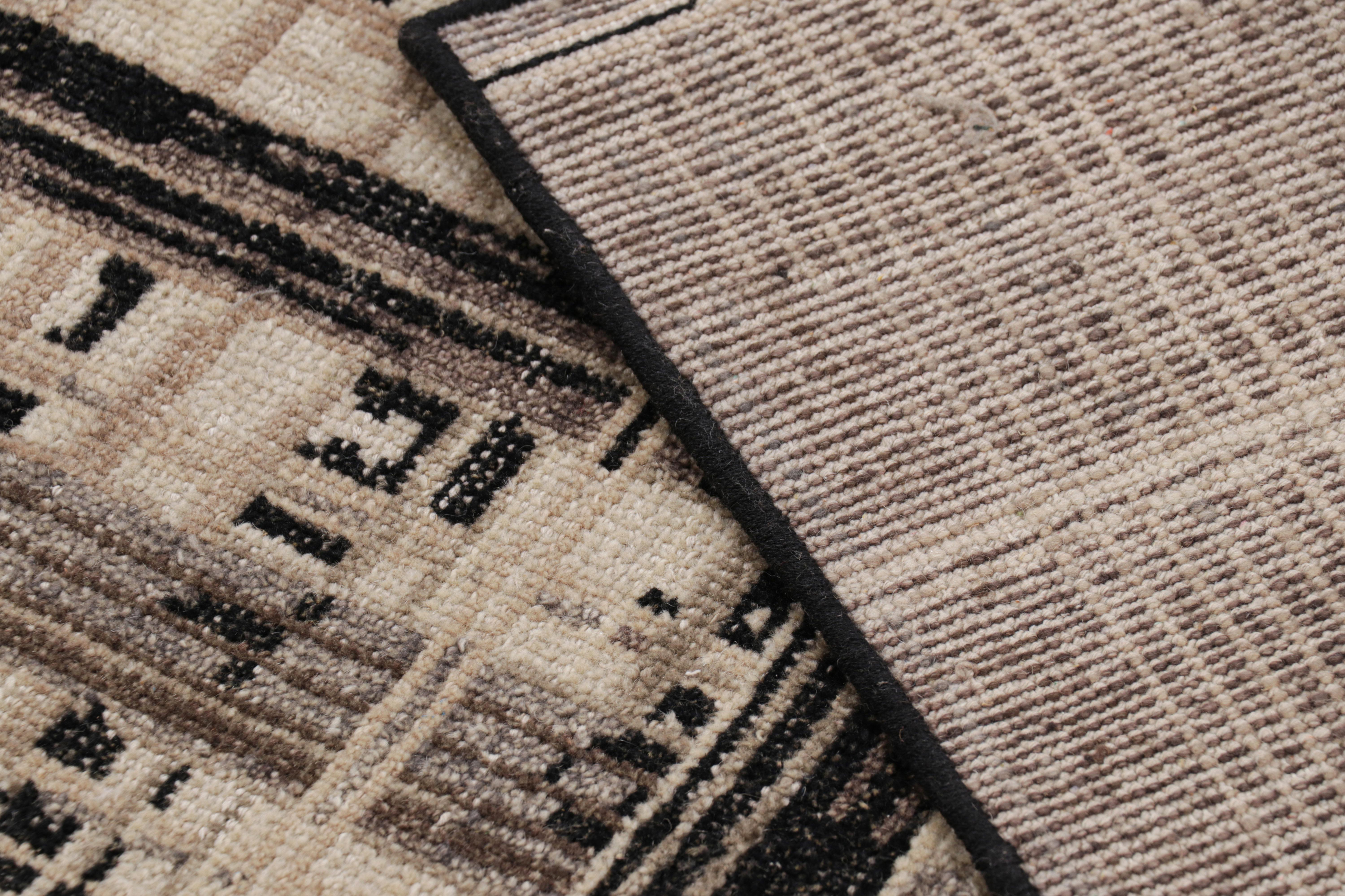 Lana Rug & Kilim è un tappeto geometrico moderno e invecchiato nei toni del beige/marrone, del bianco e del nero. in vendita