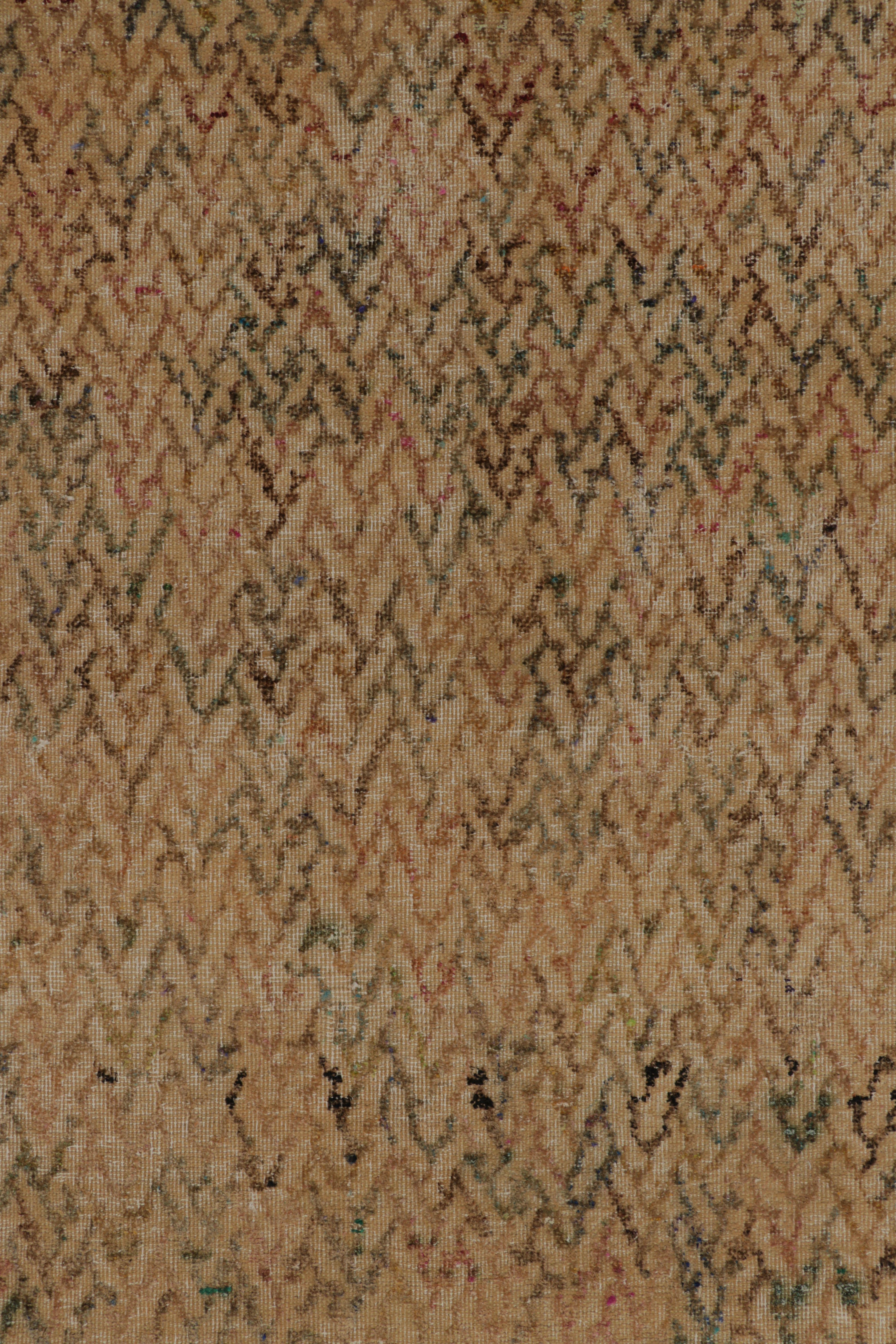  Ce tapis en laine 9x12 est un nouvel ajout à la Collection Sally de Rug & Kilim. Il se caractérise par un luxueux mélange de laine et de soie nouées à la main et par une finition fine destinée à évoquer la texture et les poils ras d'un tapis en