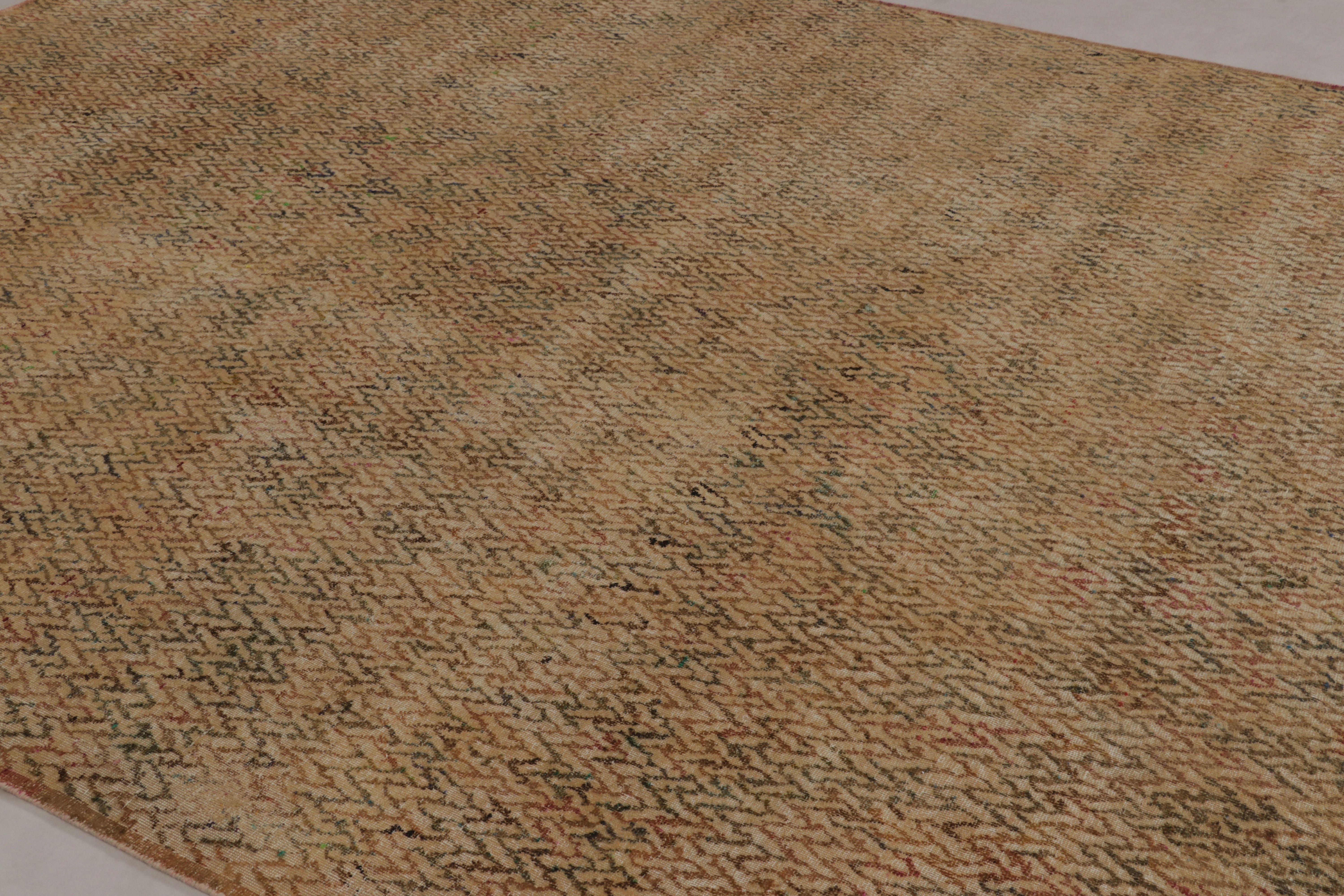 Moderne Rug & Kilim's Modern Distressed Rug in Beige and Gold with Geometric Patterns (tapis moderne vieilli en beige et or avec des motifs géométriques) en vente