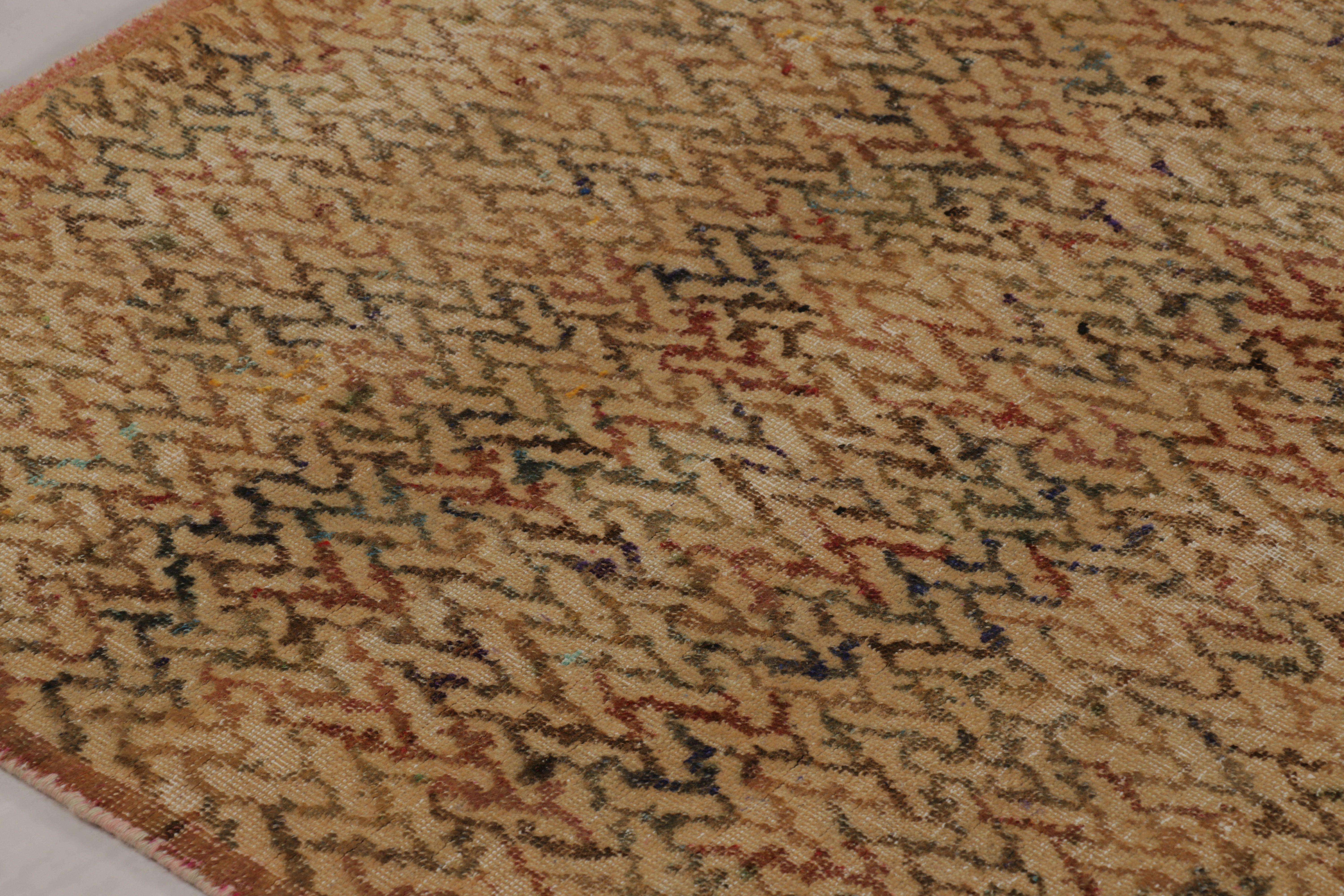 Indien Rug & Kilim's Modern Distressed Rug in Beige and Gold with Geometric Patterns (tapis moderne vieilli en beige et or avec des motifs géométriques) en vente