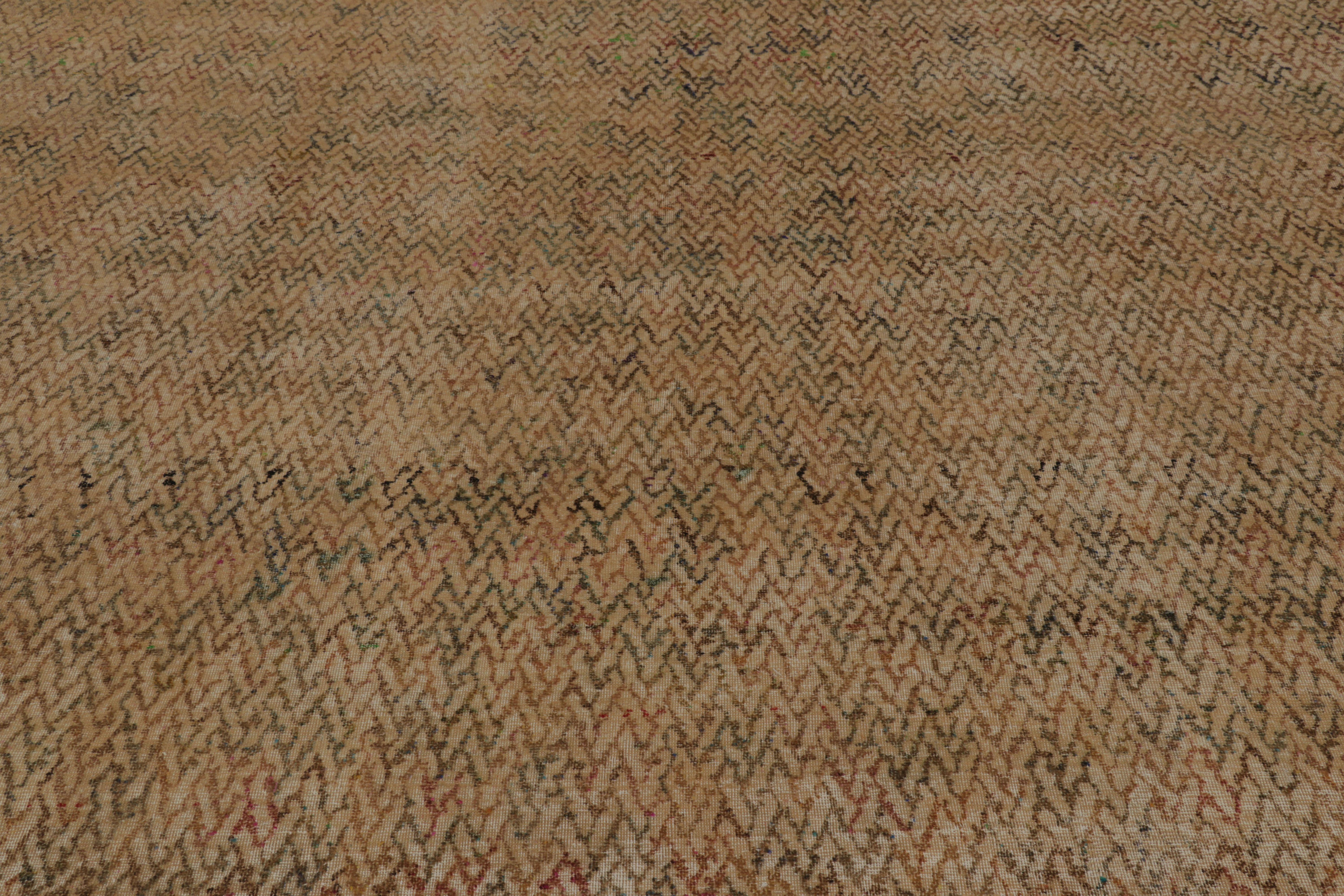 Noué à la main Rug & Kilim's Modern Distressed Rug in Beige and Gold with Geometric Patterns (tapis moderne vieilli en beige et or avec des motifs géométriques) en vente