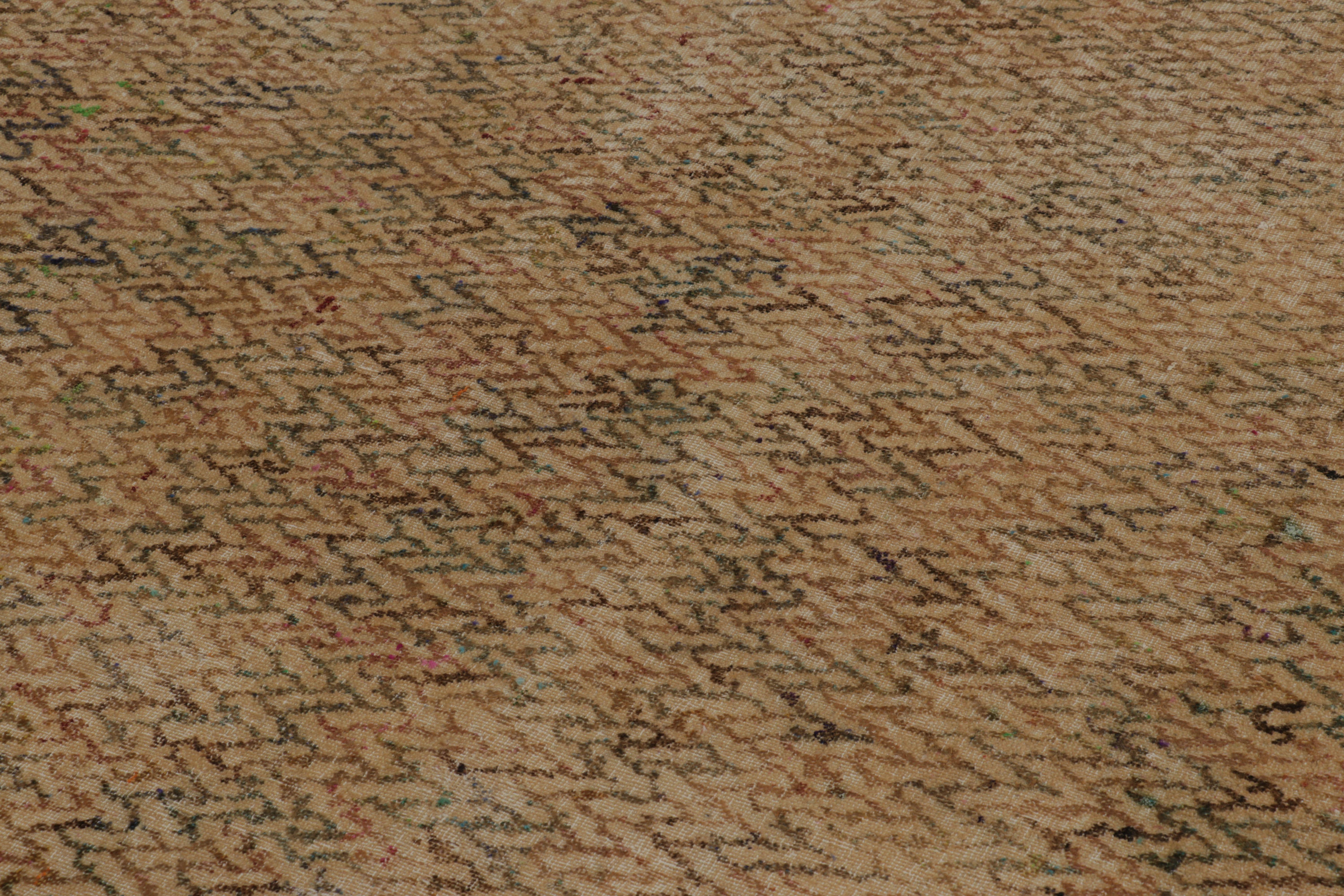 Rug & Kilim's Modern Distressed Rug in Beige and Gold with Geometric Patterns (tapis moderne vieilli en beige et or avec des motifs géométriques) Neuf - En vente à Long Island City, NY