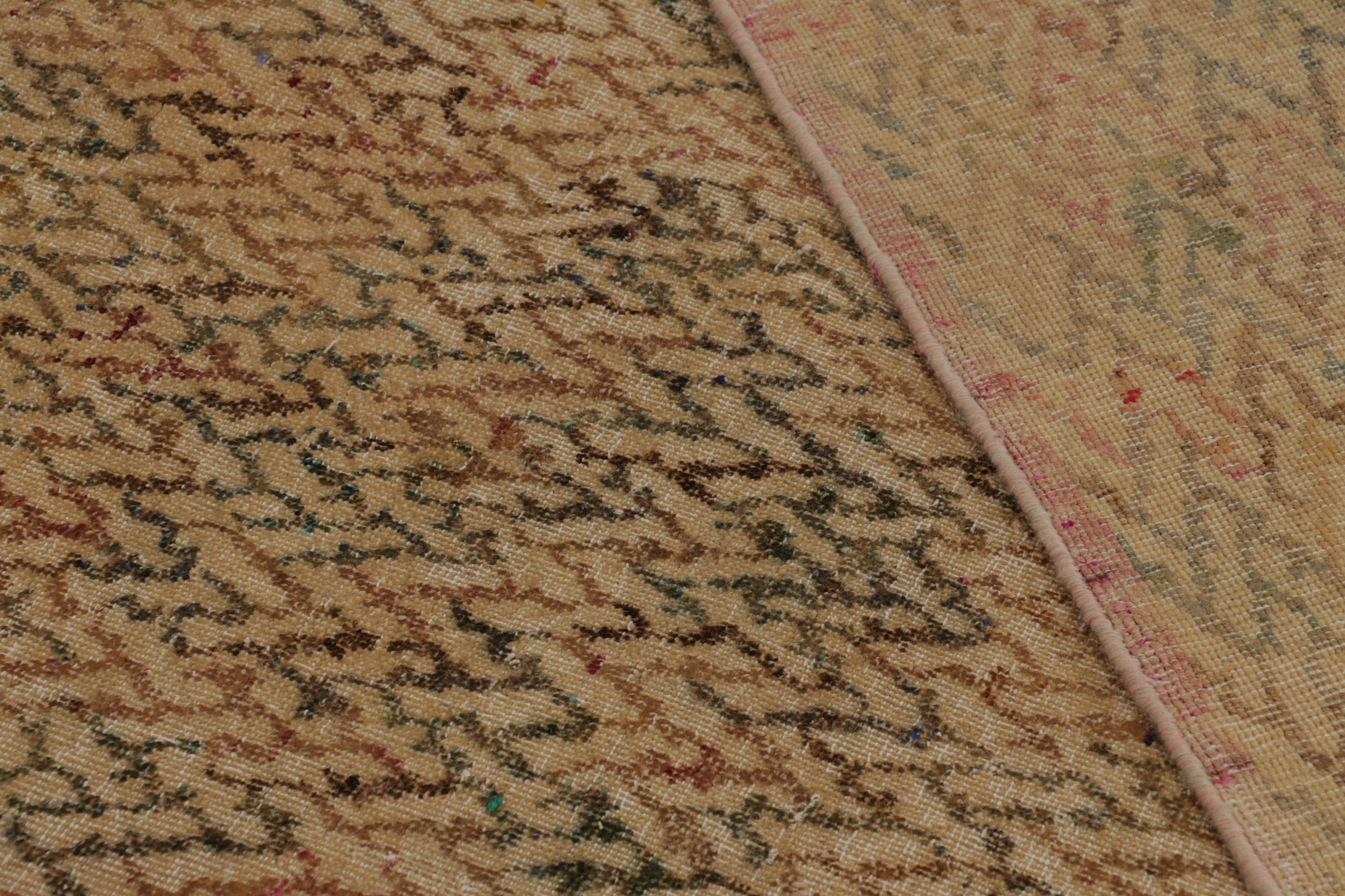 Laine Rug & Kilim's Modern Distressed Rug in Beige and Gold with Geometric Patterns (tapis moderne vieilli en beige et or avec des motifs géométriques) en vente