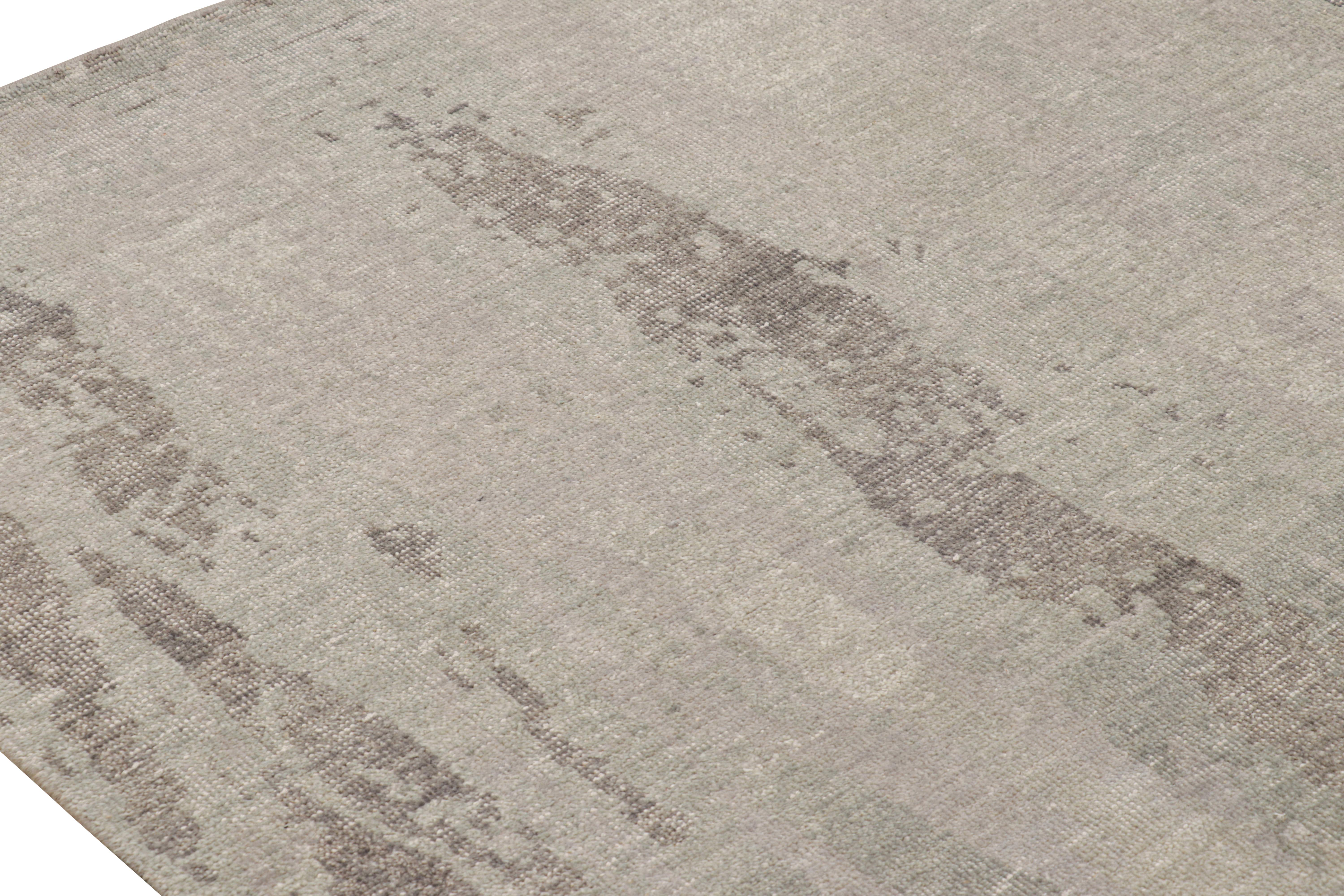 Rug & Kilim's Modern Distressed Rug in Grau mit abstrakten, minimalistischen Mustern (21. Jahrhundert und zeitgenössisch) im Angebot