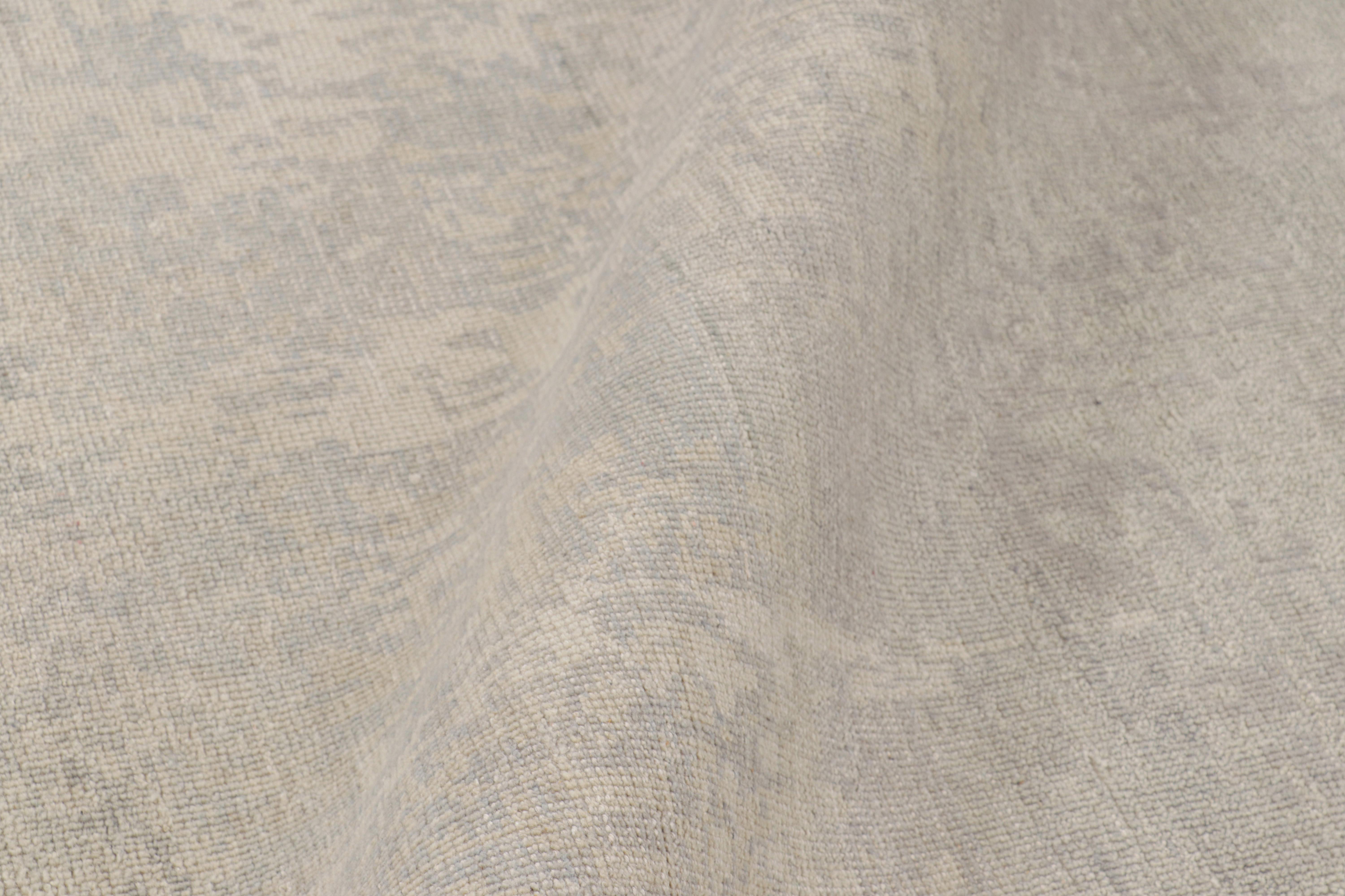 Rug & Kilim's Modern Distressed Rug in Grau mit abstrakten, minimalistischen Mustern (Wolle) im Angebot