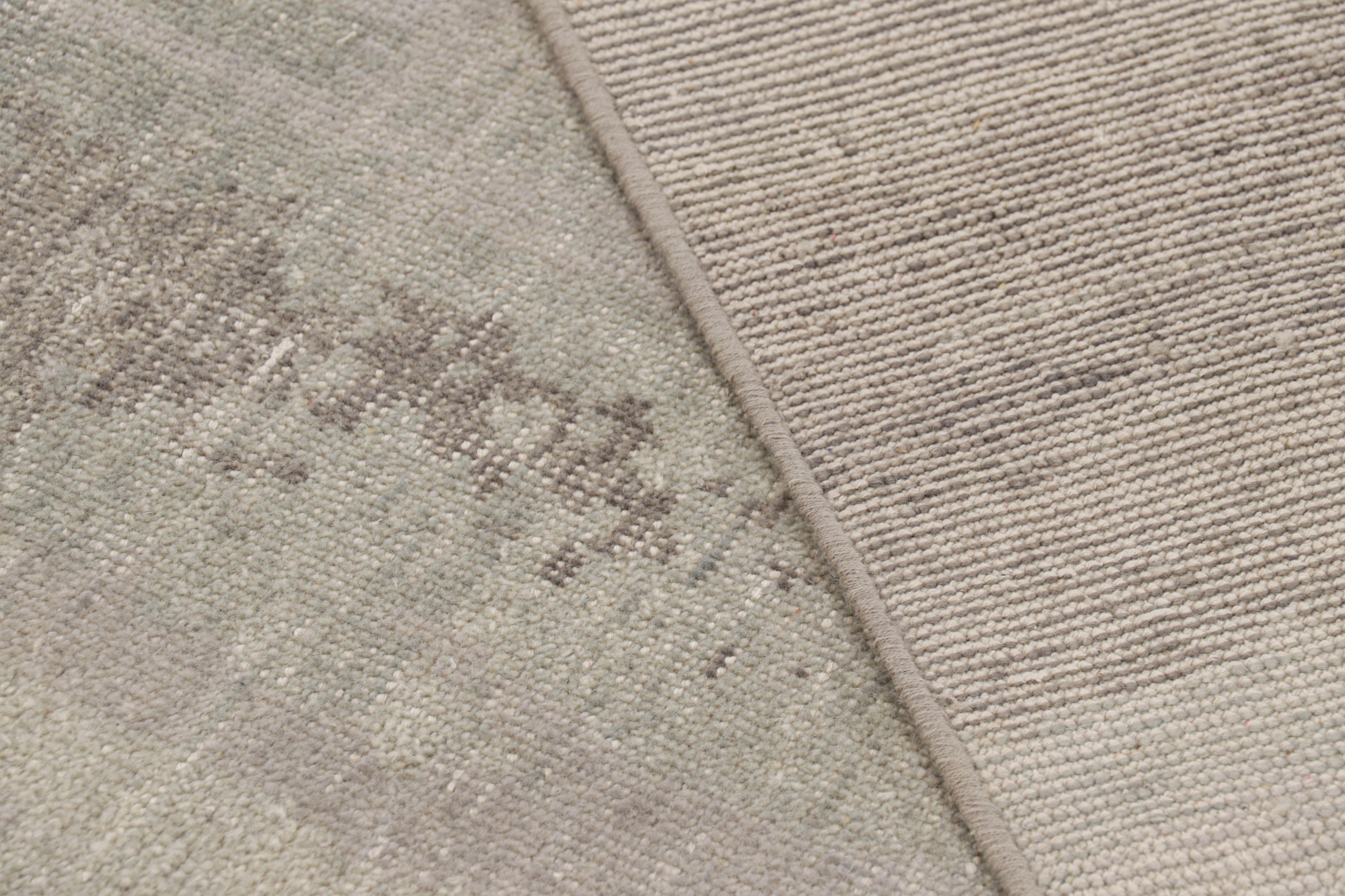 Rug & Kilim's Modern Distressed Rug in Grau mit abstrakten, minimalistischen Mustern im Angebot 1