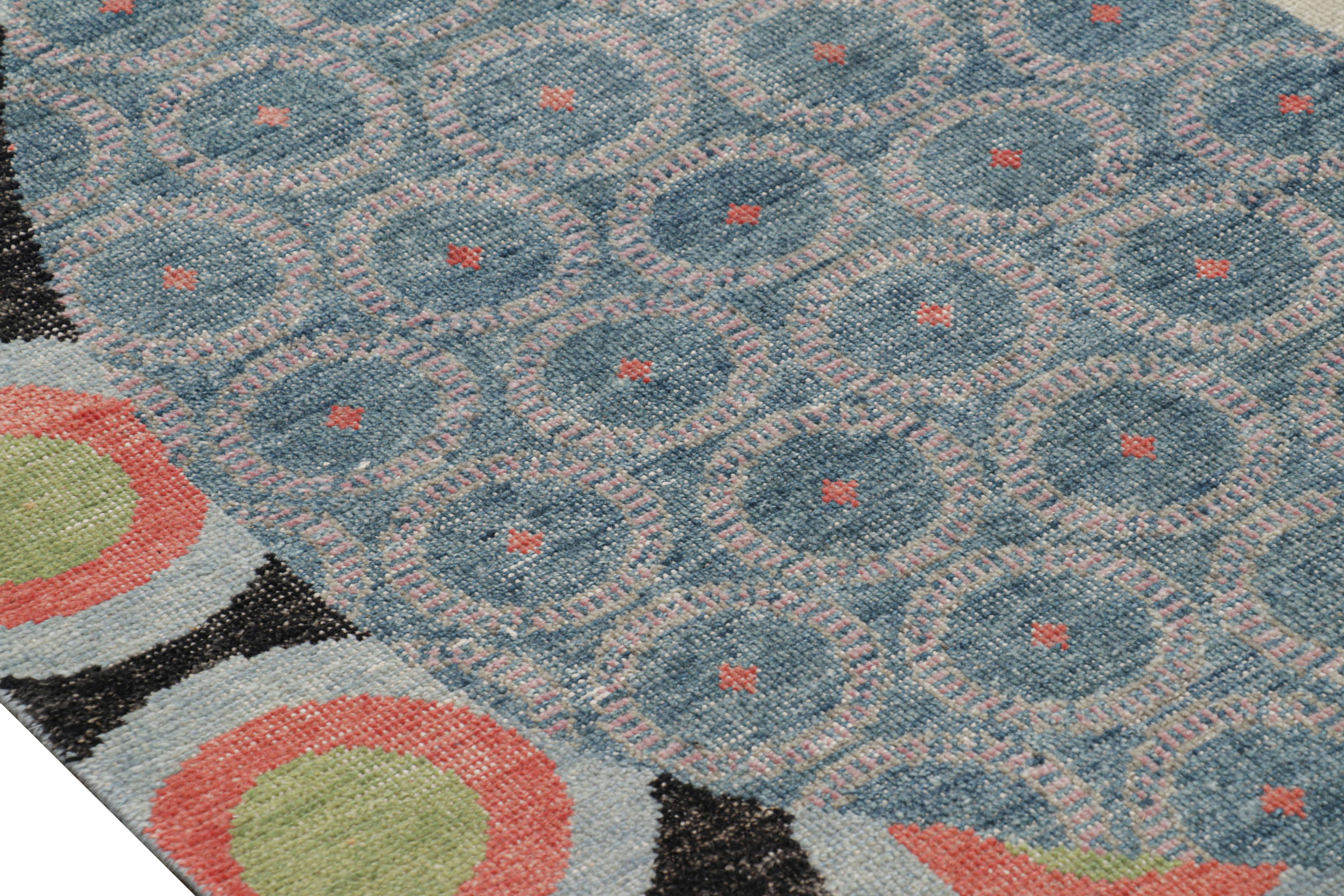 Rug & Kilim è un tappeto moderno e invecchiato con immagini policromatiche. In condizioni Nuovo in vendita a Long Island City, NY