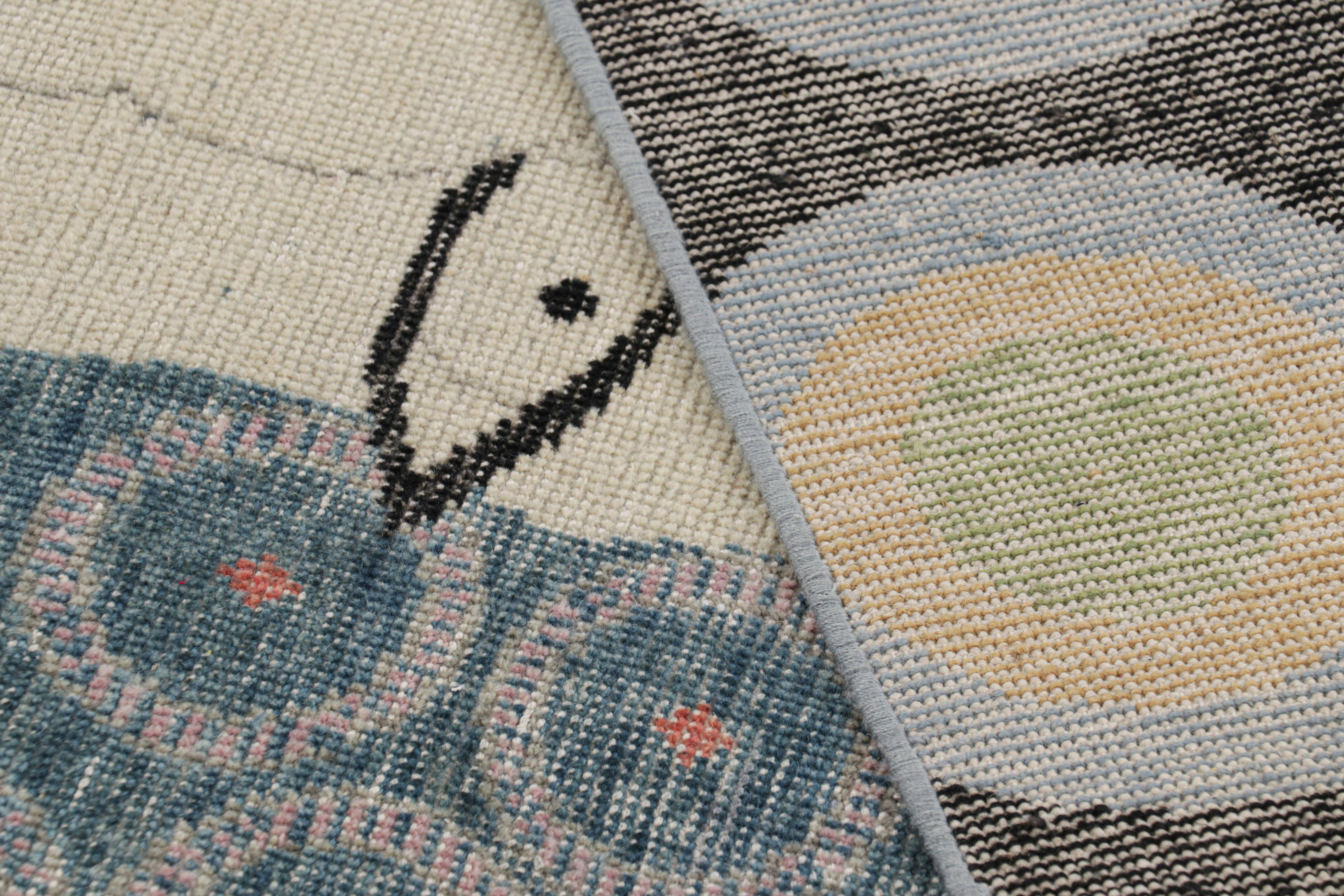 XXI secolo e contemporaneo Rug & Kilim è un tappeto moderno e invecchiato con immagini policromatiche. in vendita