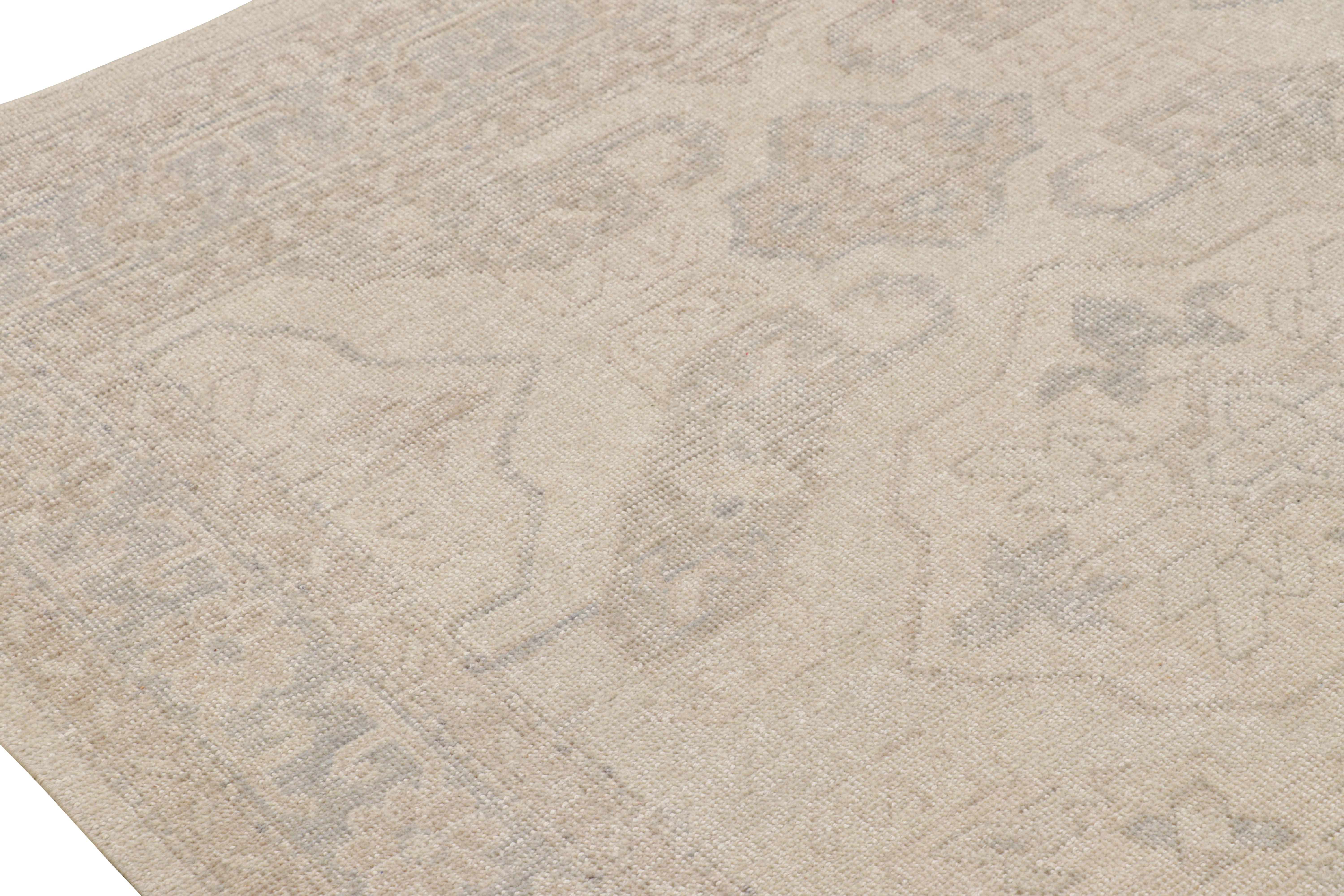 Rug & Kilim's Modern Distressed Style Rug in Beige und Grau Geometrische Muster (Art déco) im Angebot