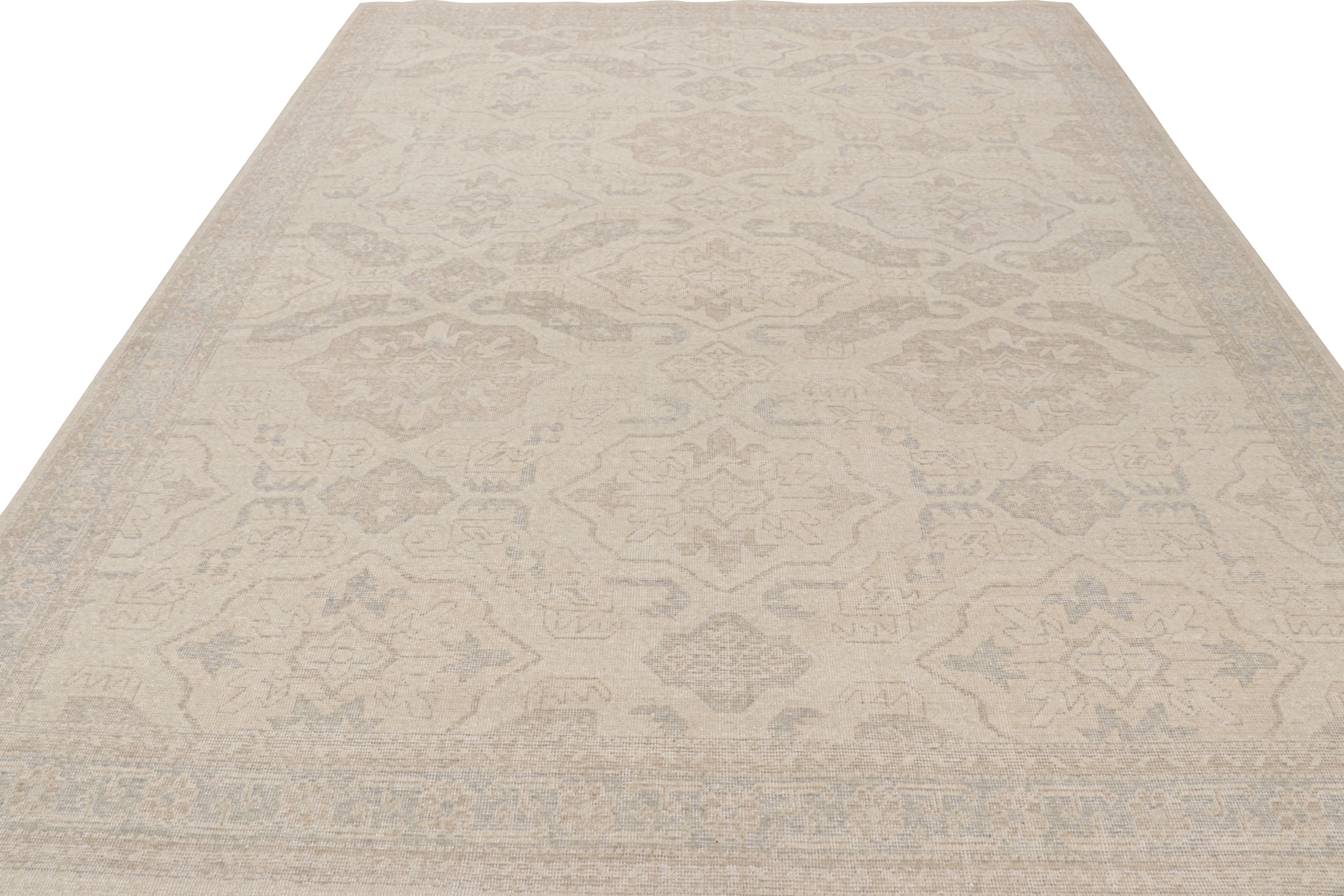 Indiano Rug & Kilim - Tappeto moderno in stile Distressed con motivi geometrici beige e grigi in vendita