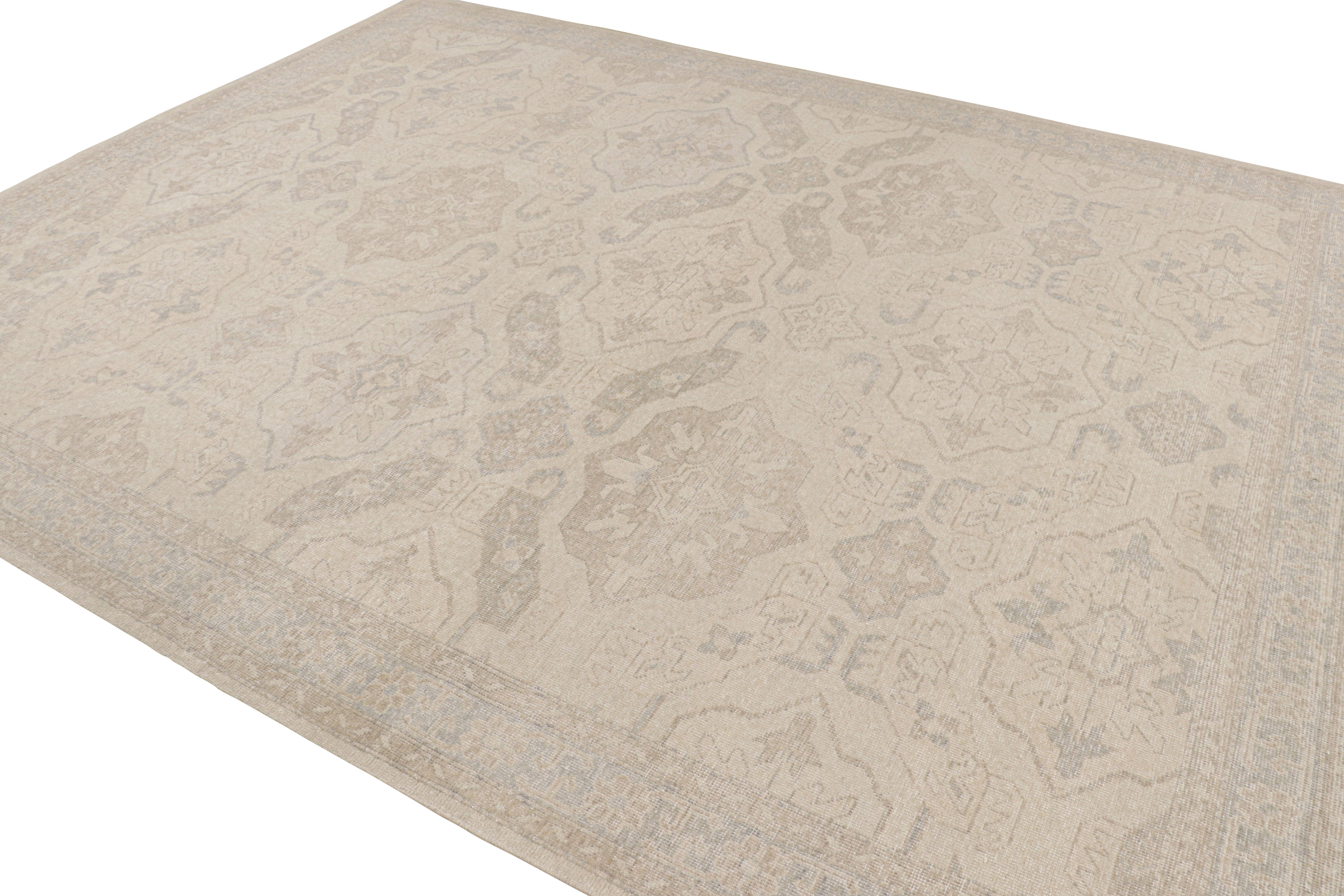 Annodato a mano Rug & Kilim - Tappeto moderno in stile Distressed con motivi geometrici beige e grigi in vendita