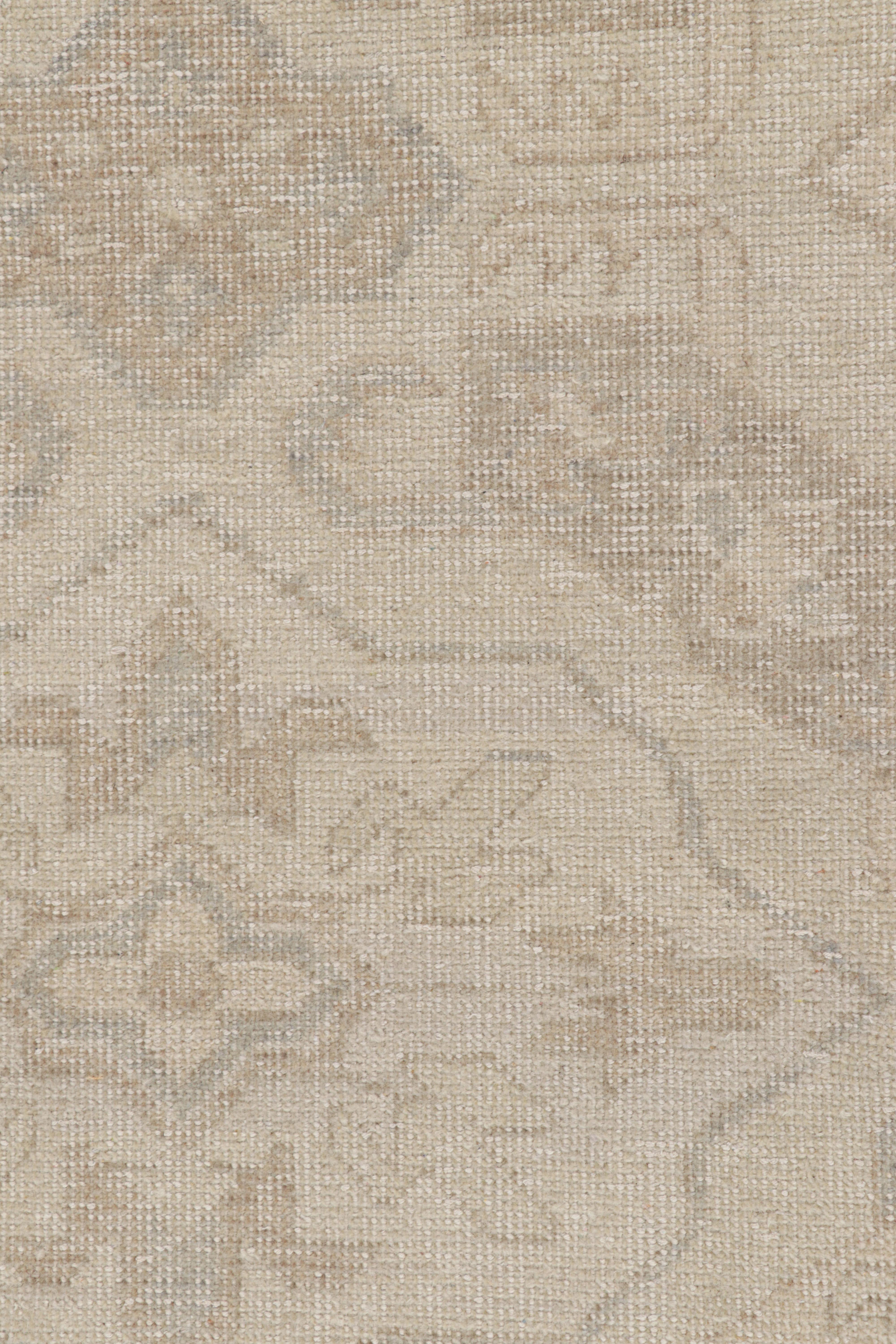 Rug & Kilim's Modern Distressed Style Rug in Beige und Grau Geometrische Muster im Zustand „Neu“ im Angebot in Long Island City, NY