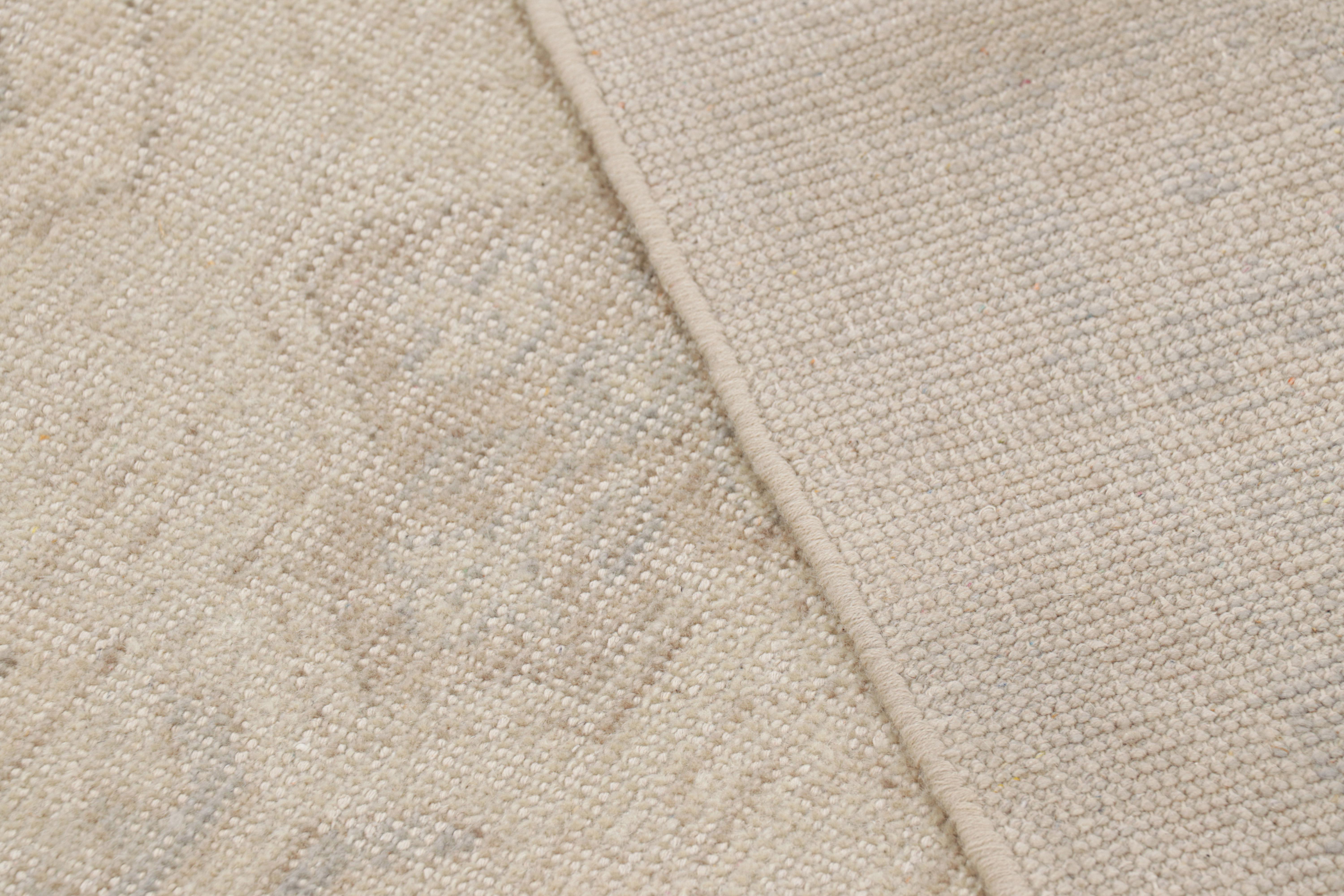 XXI secolo e contemporaneo Rug & Kilim - Tappeto moderno in stile Distressed con motivi geometrici beige e grigi in vendita