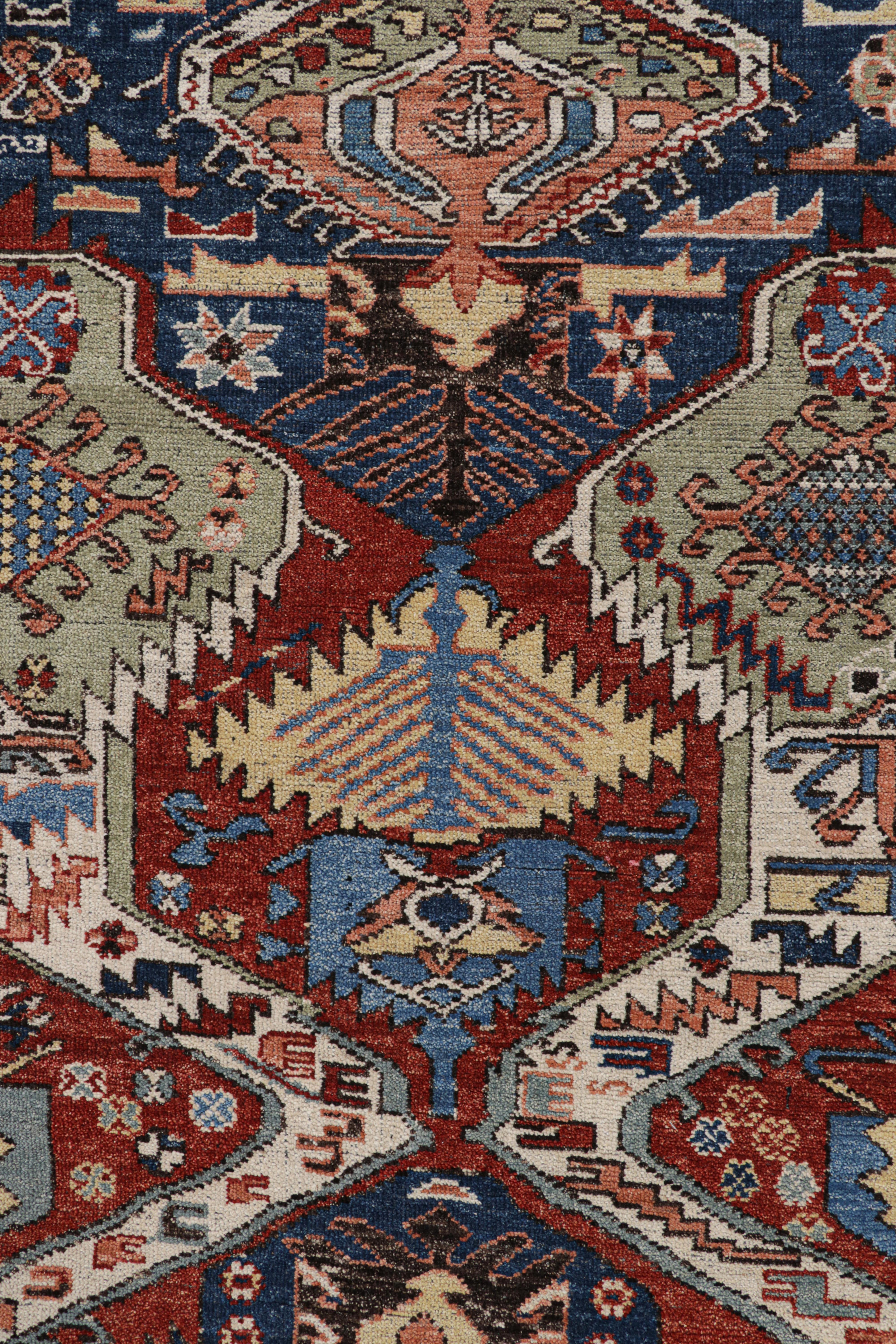 XXI secolo e contemporaneo Il moderno tappeto Dragon Soumak di Rug & Kilim con motivi geometrici rossi e blu in vendita