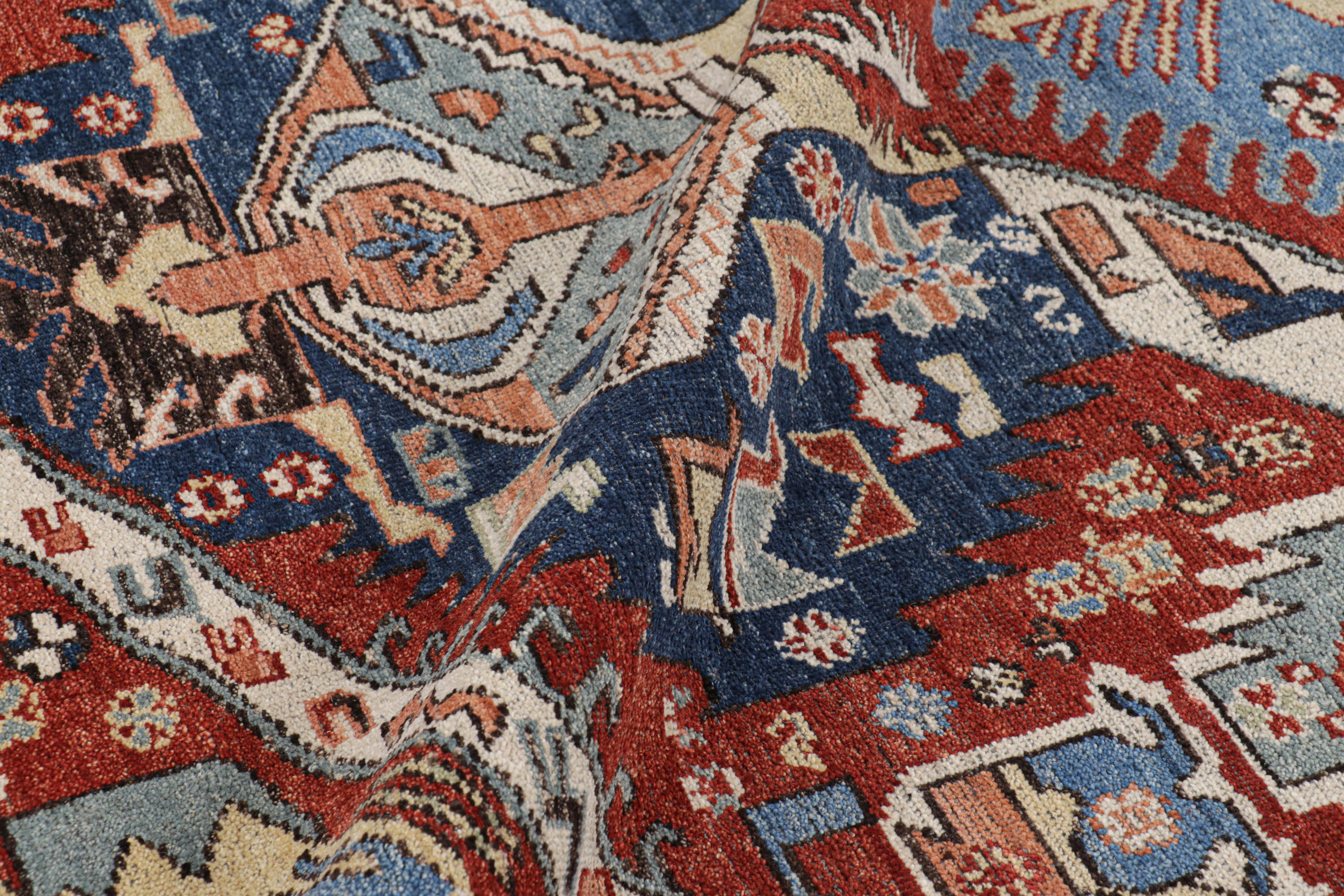 Lana Il moderno tappeto Dragon Soumak di Rug & Kilim con motivi geometrici rossi e blu in vendita