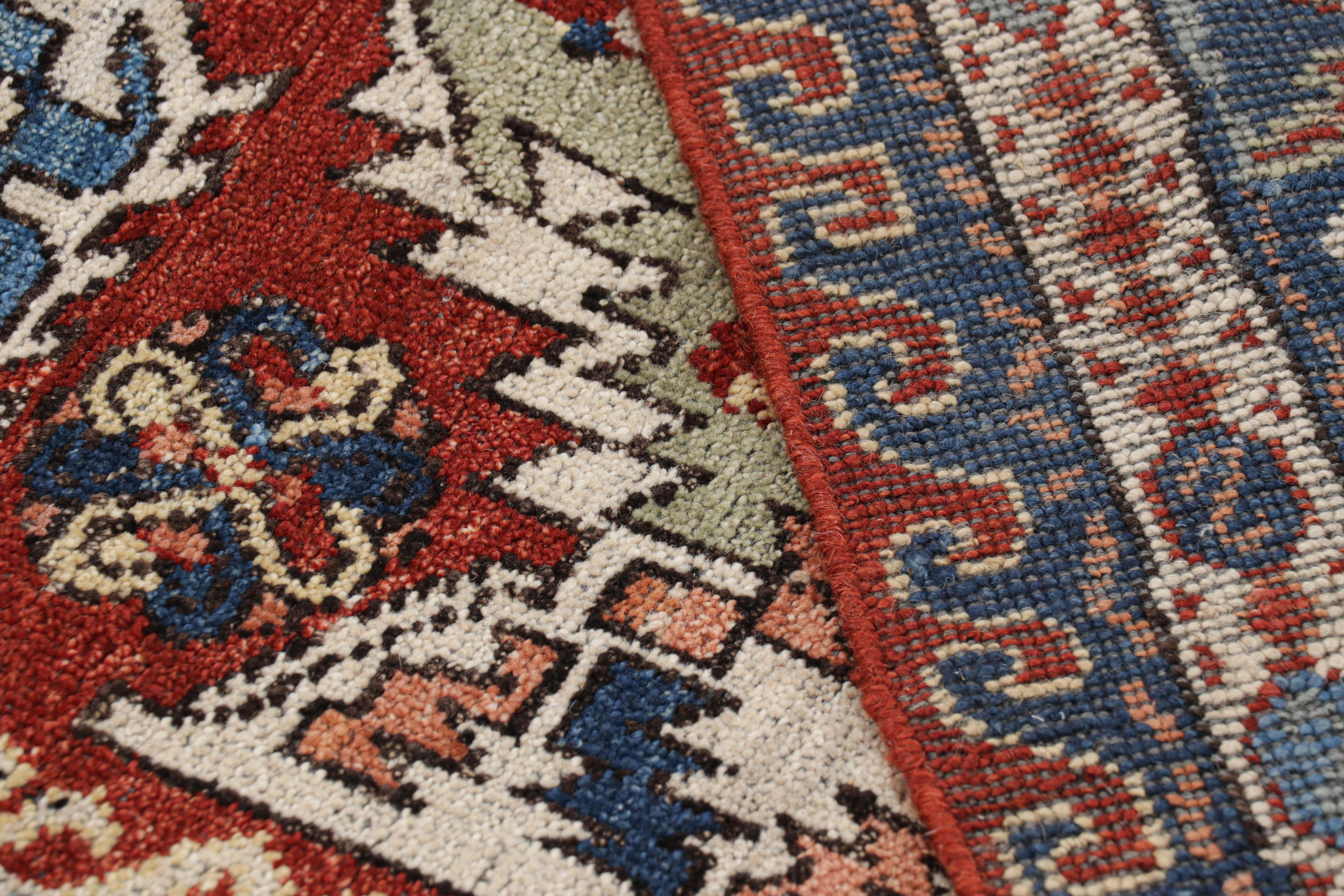 Il moderno tappeto Dragon Soumak di Rug & Kilim con motivi geometrici rossi e blu in vendita 1