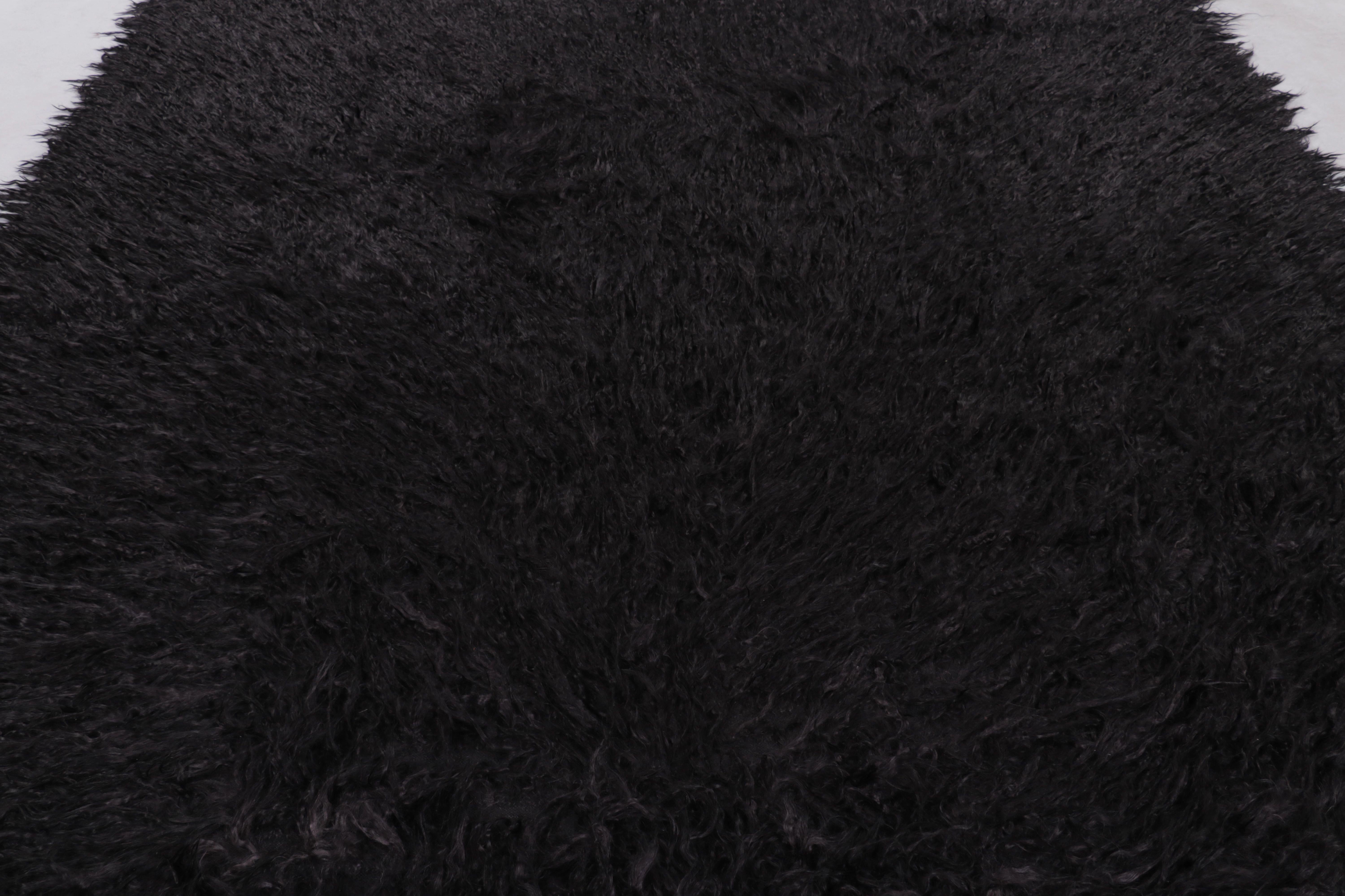 Moderner Filikli Shag-Teppich von Rug & Kilim in Schwarz (Türkisch) im Angebot