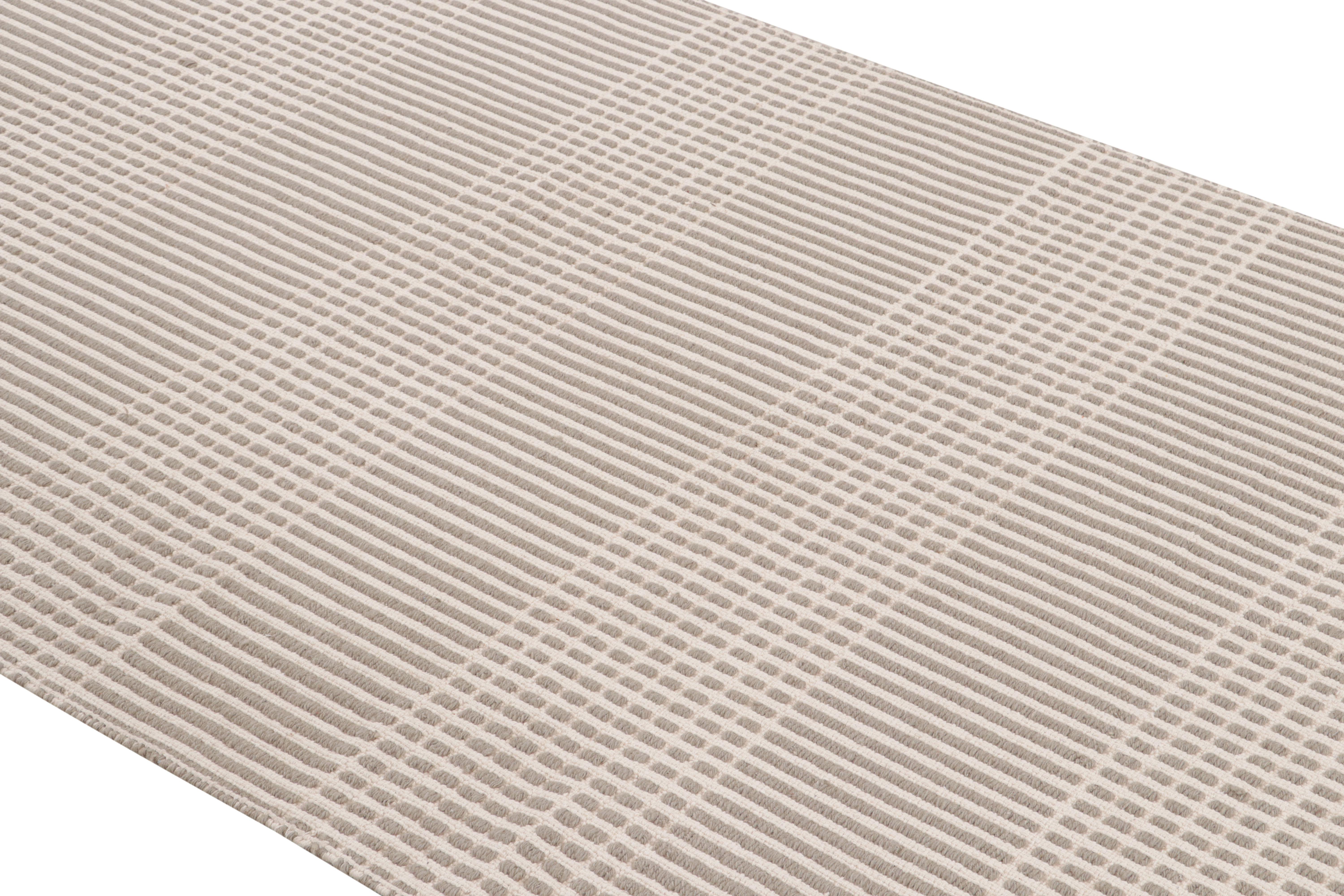 Ce tapis de couloir à tissage plat fait à la main rejoint les ajouts modernes et contemporains de la célèbre collection Kilim & flat-weave de Rug & Kilim tissé à la main dans un mélange d'ourlet et de coton entièrement naturels avec un mariage de