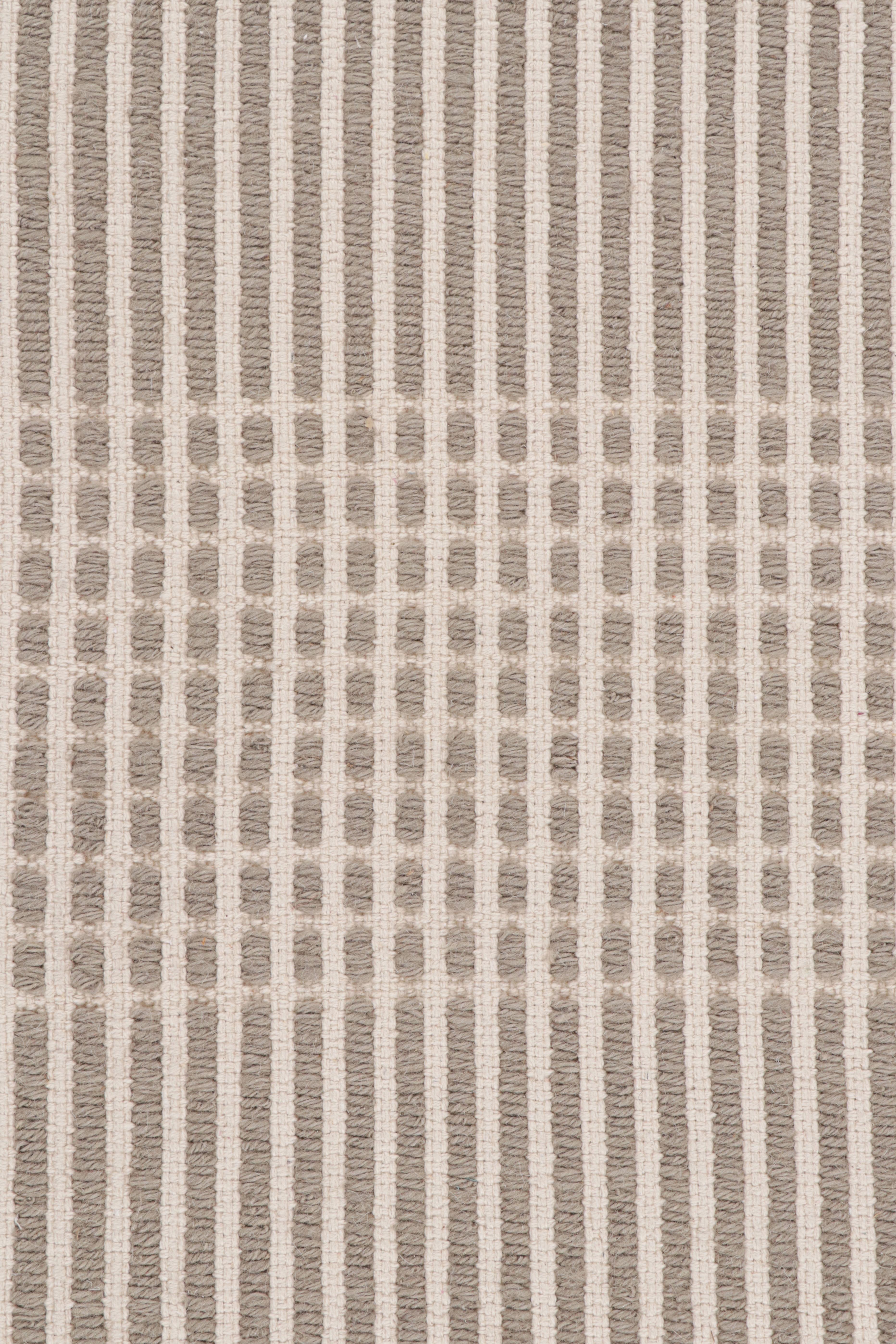 Moderner Flachgewebter Teppich mit geometrischem gestreiftem Muster in Beige und Braun, Teppich & Kelim (Indisch) im Angebot