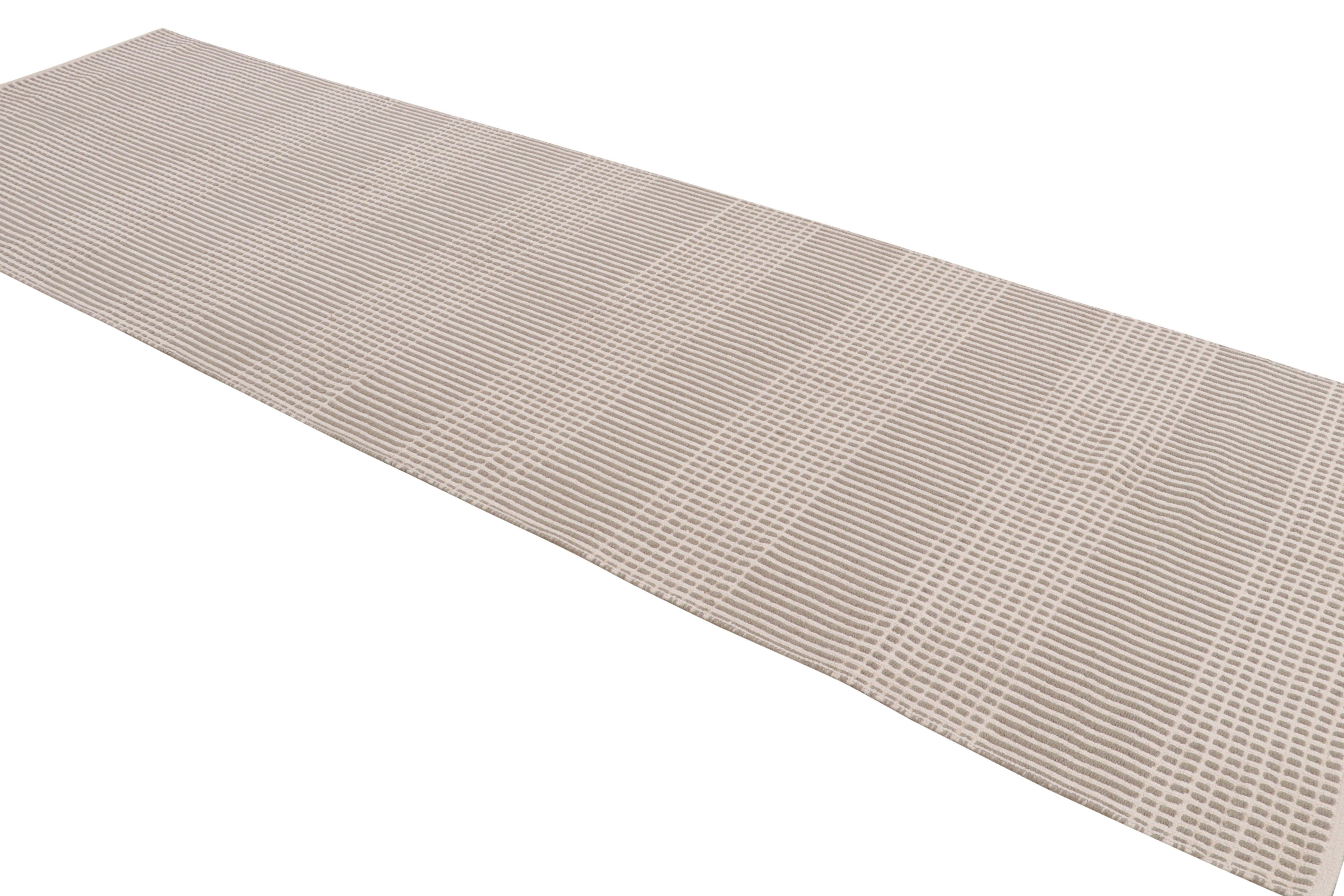 Moderner Flachgewebter Teppich mit geometrischem gestreiftem Muster in Beige und Braun, Teppich & Kelim (Handgewebt) im Angebot