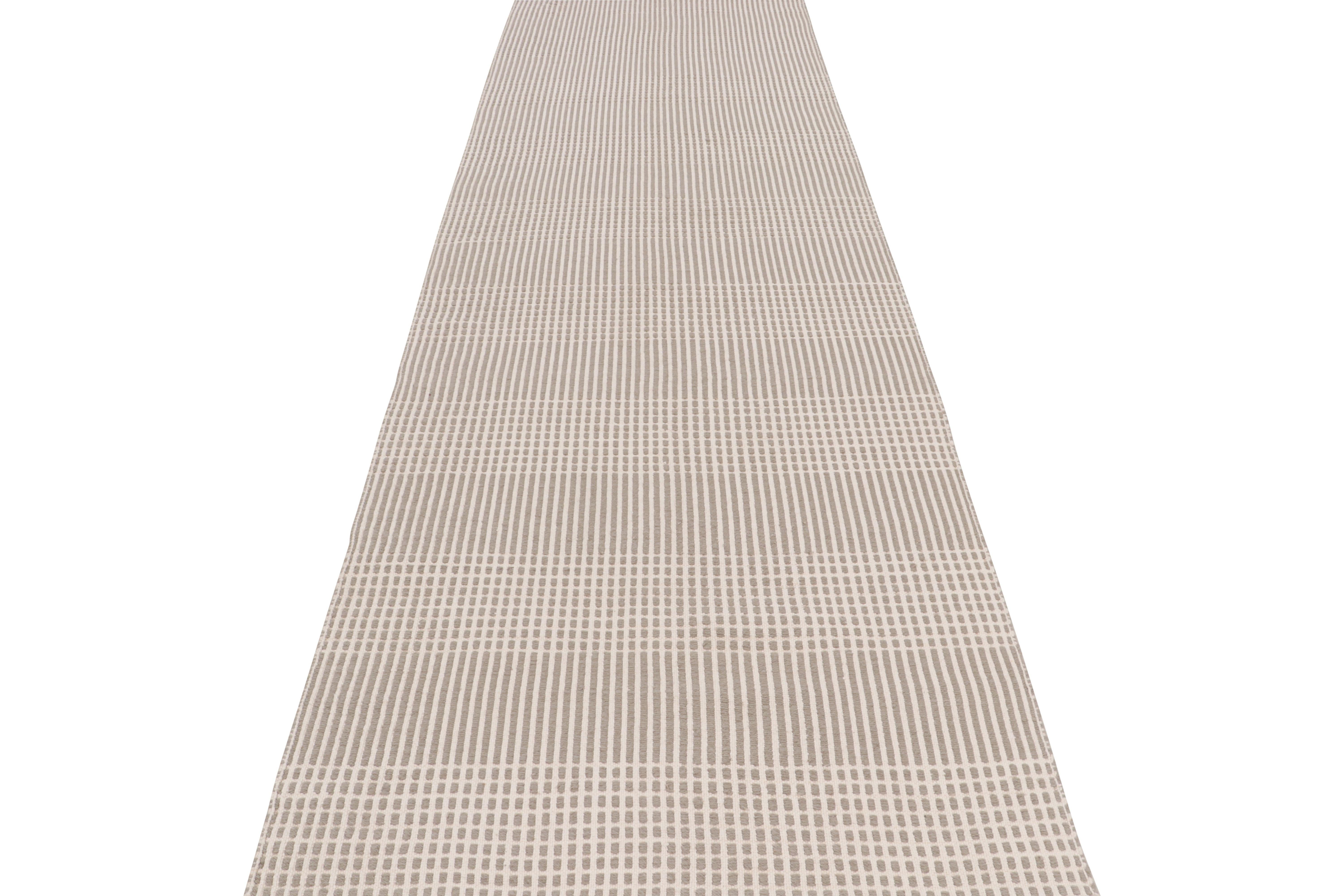 Moderner Flachgewebter Teppich mit geometrischem gestreiftem Muster in Beige und Braun, Teppich & Kelim im Zustand „Neu“ im Angebot in Long Island City, NY