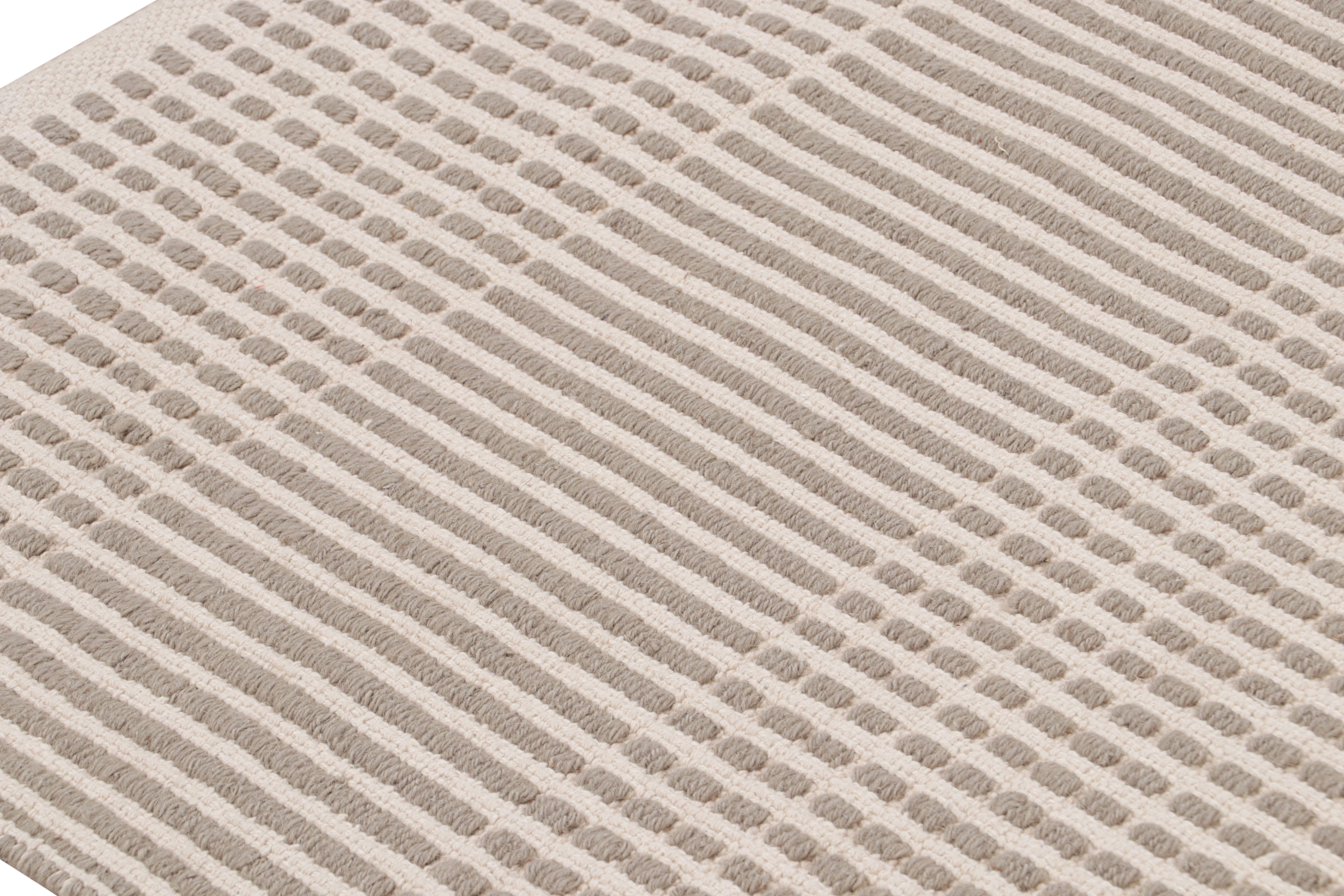 Moderner Flachgewebter Teppich mit geometrischem gestreiftem Muster in Beige und Braun, Teppich & Kelim (21. Jahrhundert und zeitgenössisch) im Angebot