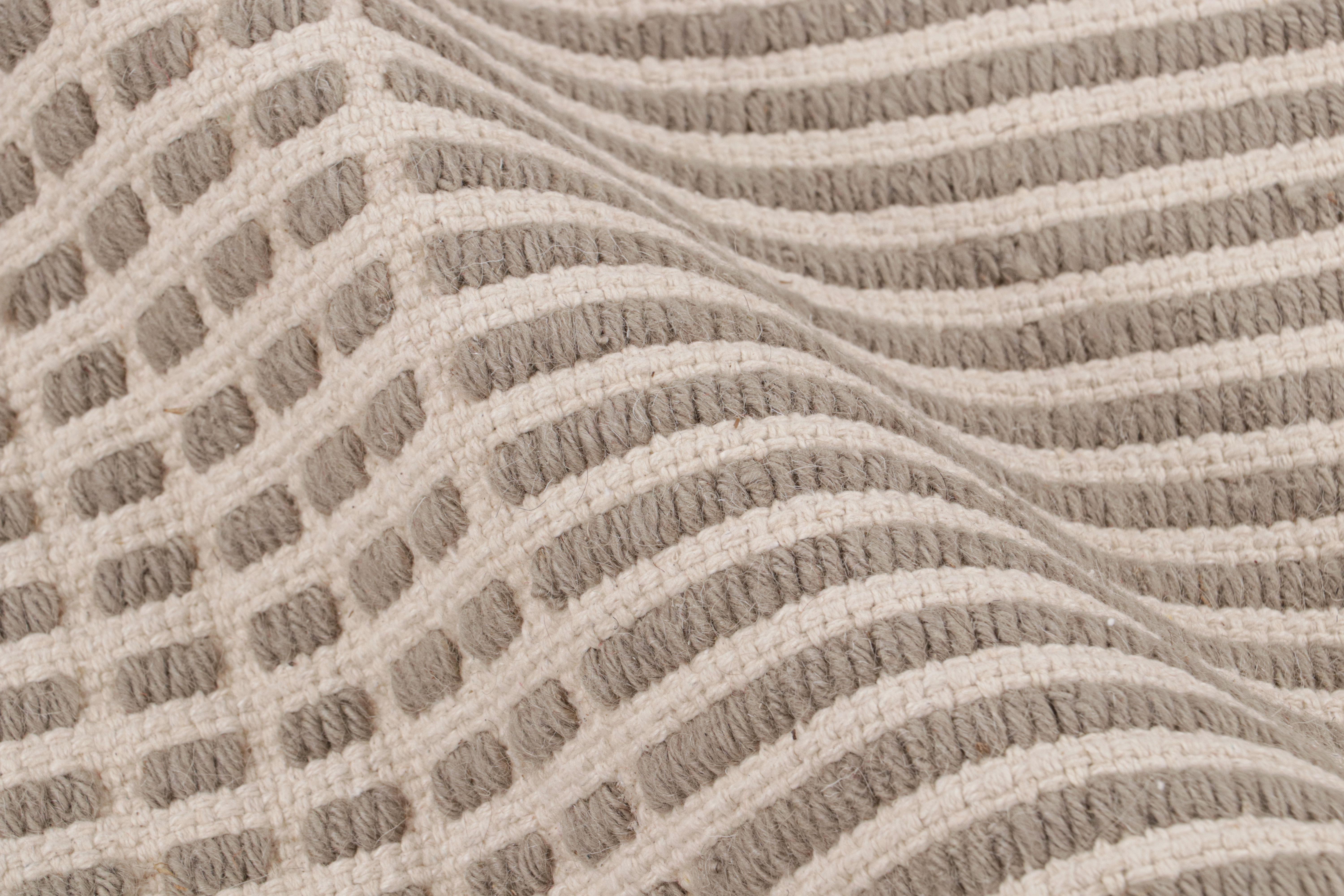 Moderner Flachgewebter Teppich mit geometrischem gestreiftem Muster in Beige und Braun, Teppich & Kelim (Wolle) im Angebot