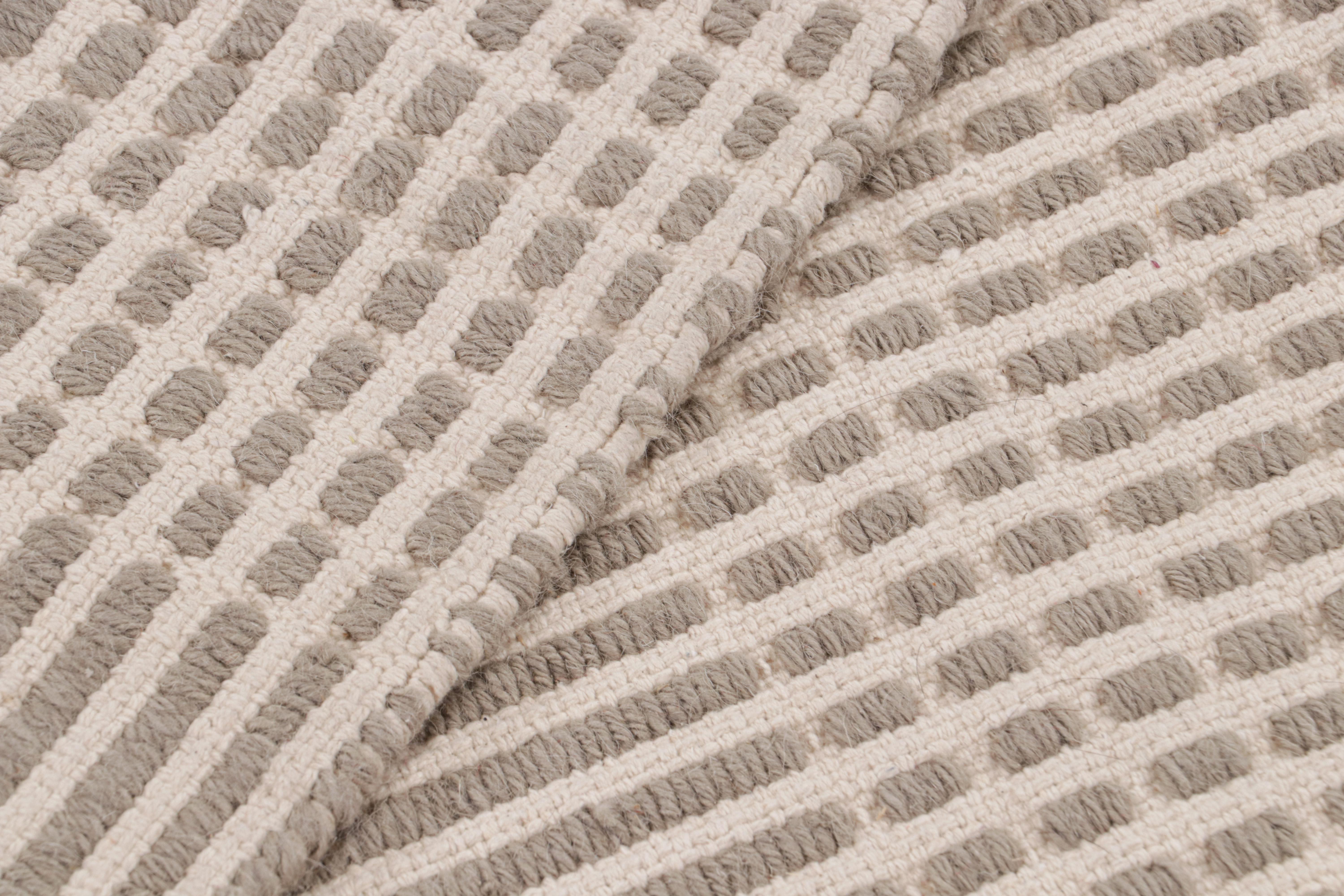 Moderner Flachgewebter Teppich mit geometrischem gestreiftem Muster in Beige und Braun, Teppich & Kelim im Angebot 1