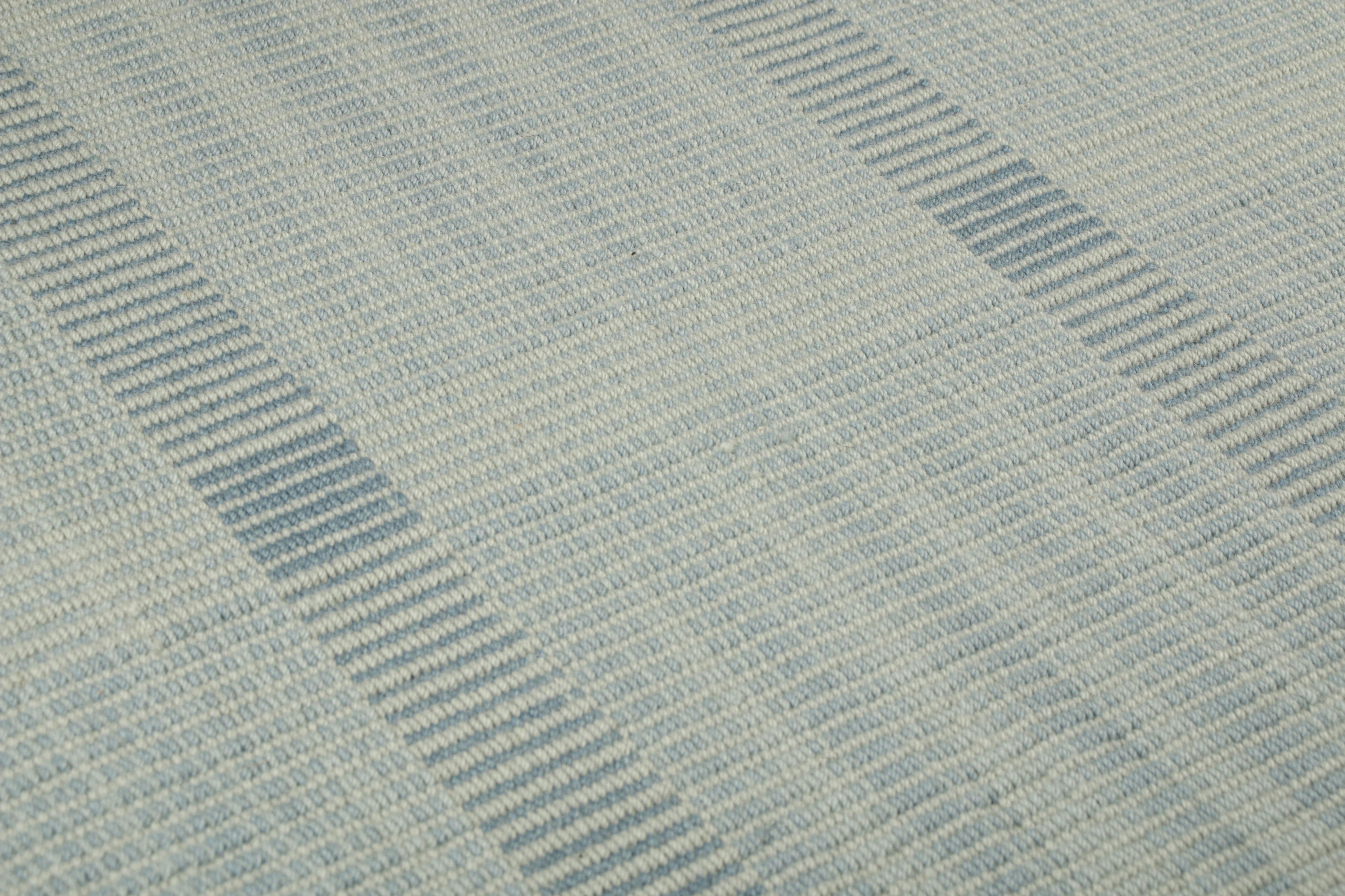 Moderne Rug & Kilim's Modern Flatweave Rug in Blue and Cream with Geometric Patterns (tapis moderne tissé à plat en bleu et crème avec des motifs géométriques) en vente