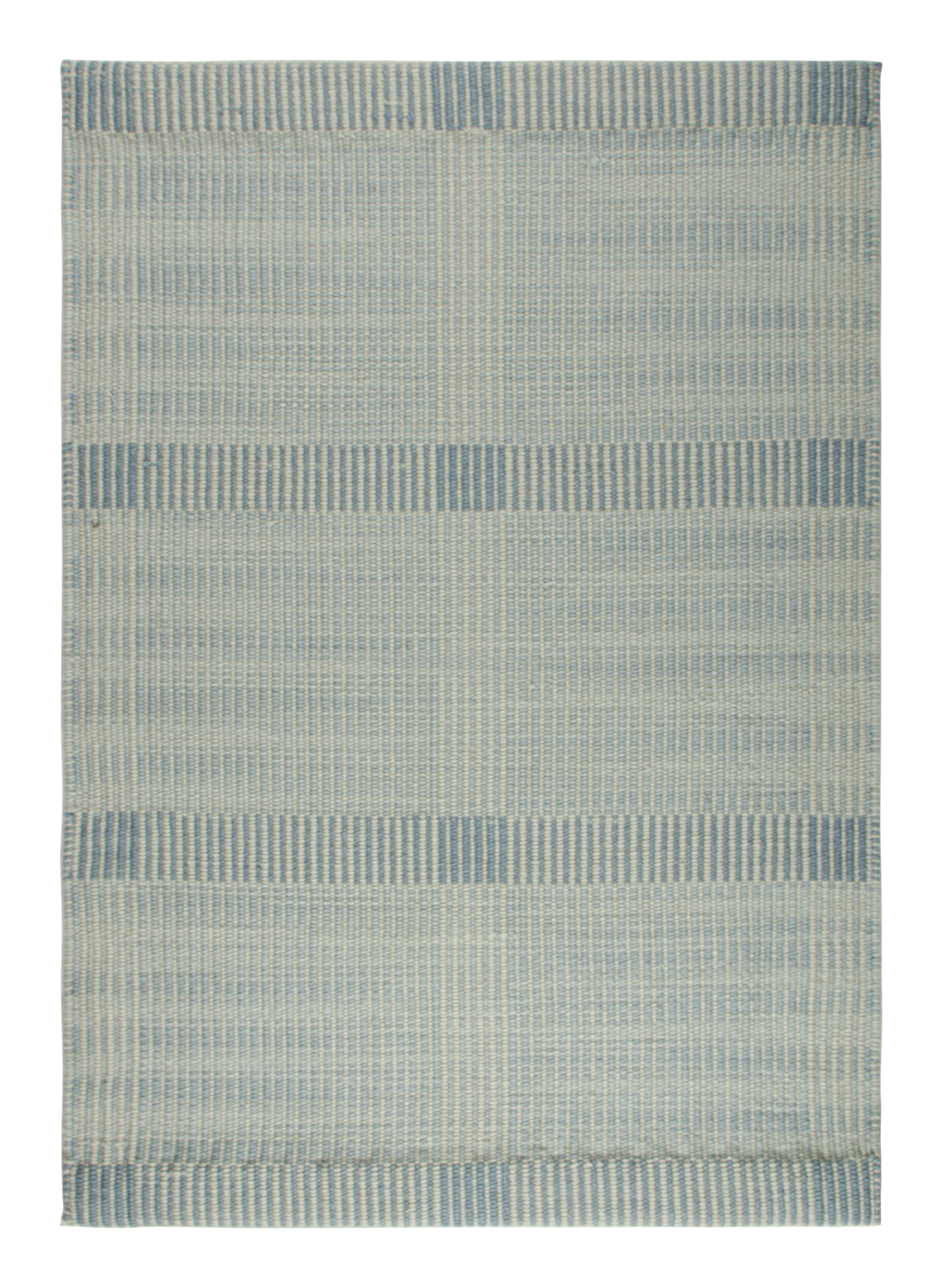 Indien Rug & Kilim's Modern Flatweave Rug in Blue and Cream with Geometric Patterns (tapis moderne tissé à plat en bleu et crème avec des motifs géométriques) en vente