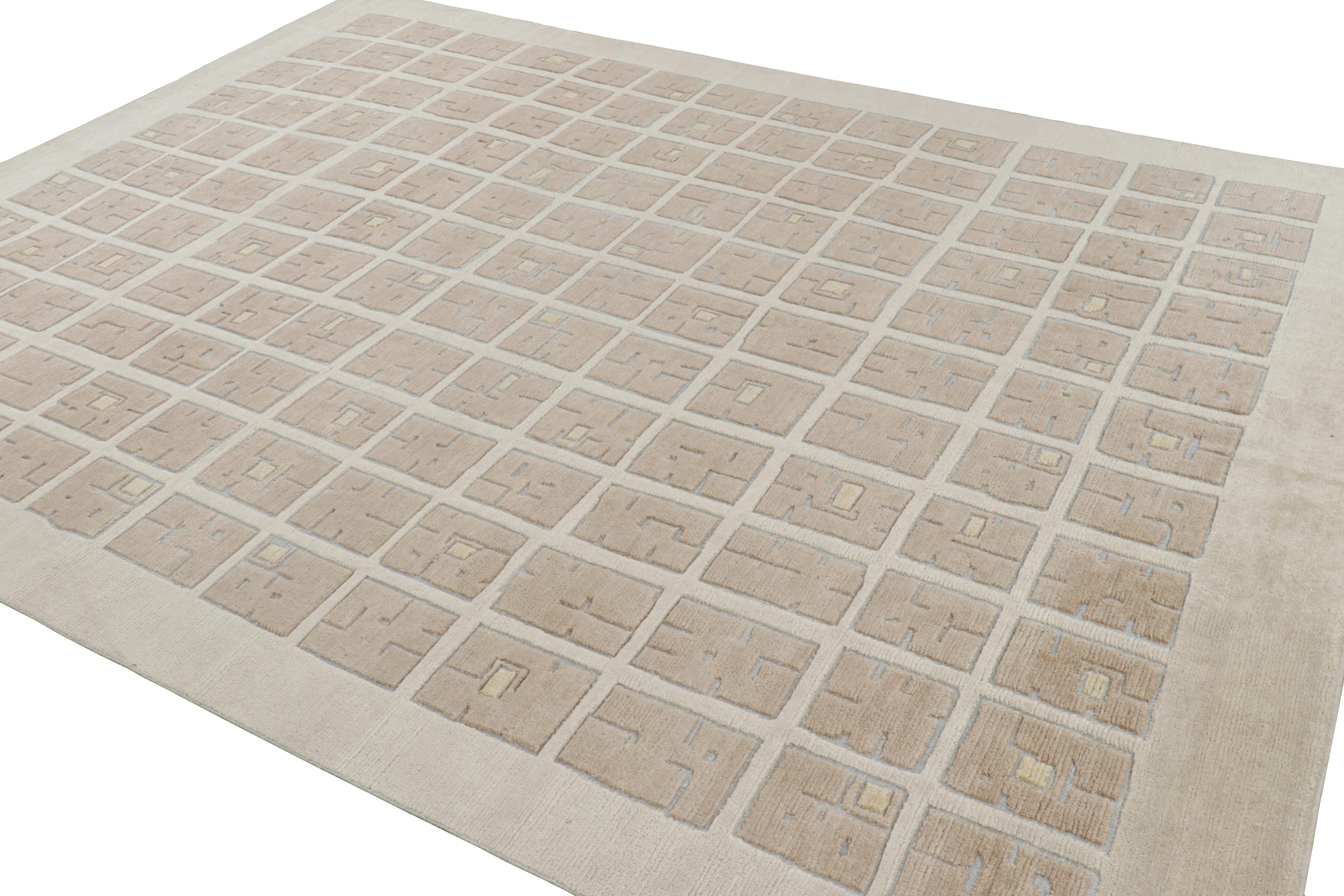 Annodato a mano Rug & Kilim è un tappeto moderno in stile Art Deco francese nei toni del beige-marrone e del crema. in vendita